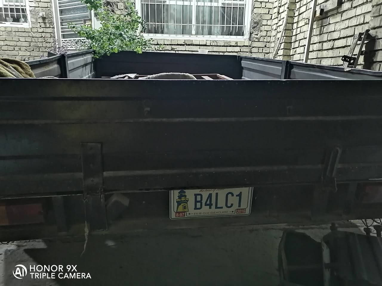 السلام عليكم 
للبيع عربانه دنكير امريكي شغال لايتات لونها مصبوغ اسود طول بعرض 160*3
كاملة كل خلل مابيها مكانها بغداد 
رقم صاحبها ***********
