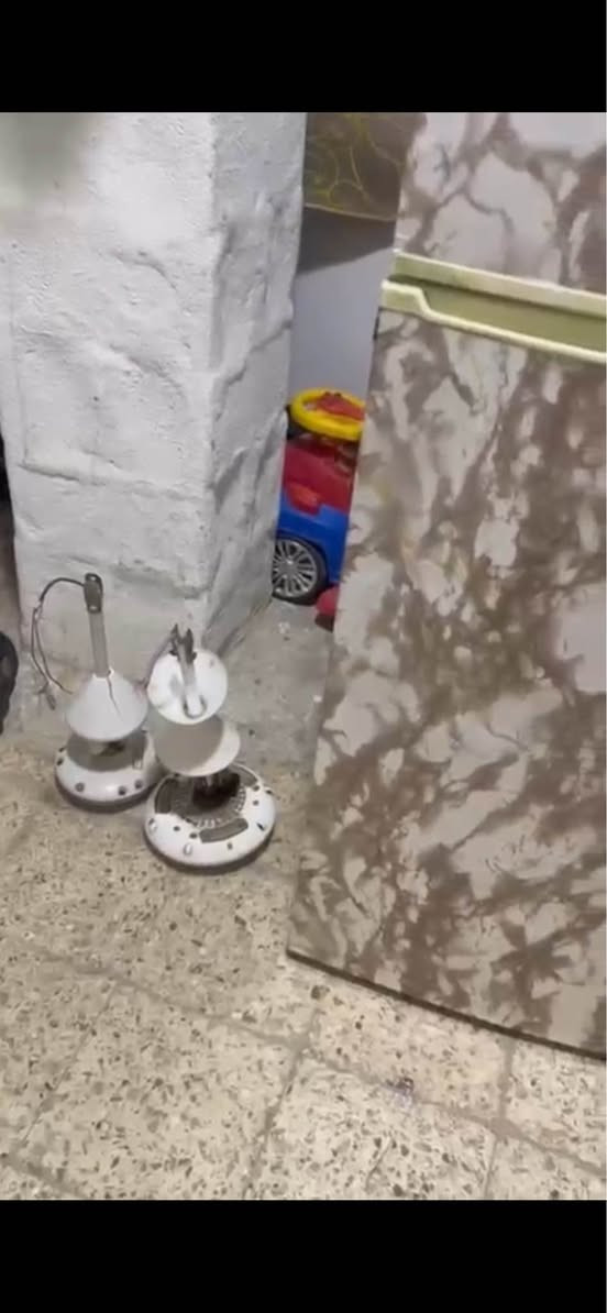 للبيع طباخ 4 عيون وثلاجة ومراوح 2 شغالات ماكو عطل.

*********** البصرة, العراق
