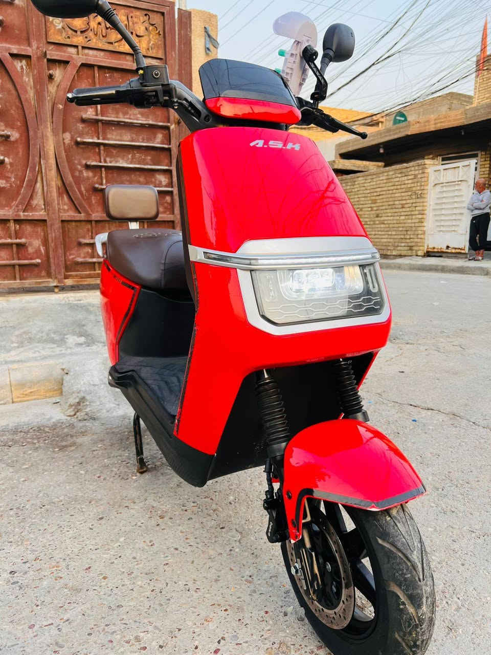 السلام عليكم دراجة شحن للبيع نوع رانج  عدد البطاريات 6 ملف 2000 السعر 750 وبيها مجال بصيط مكاني بغداد الزعفرانيه للااستفسار اتصل ***********
