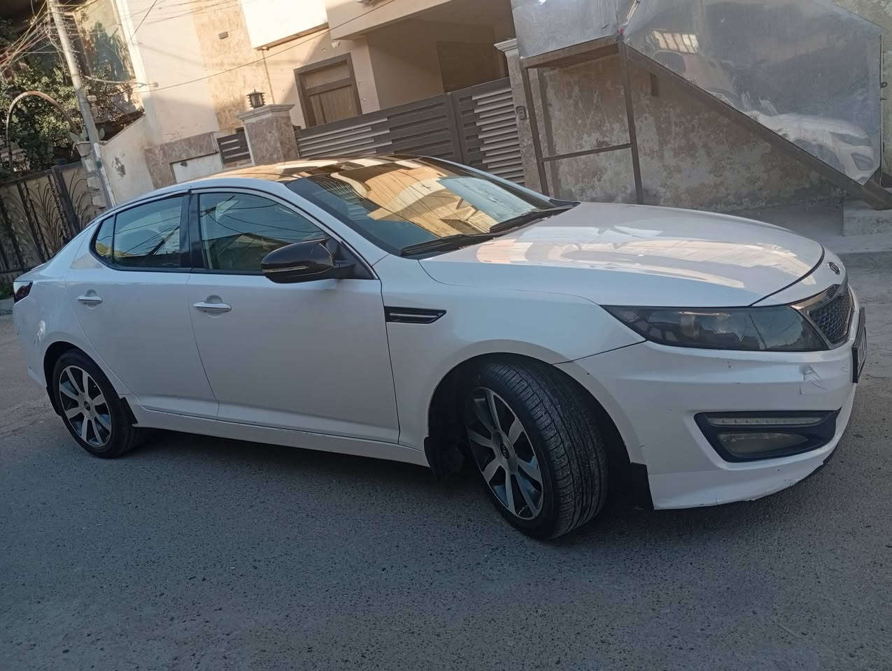 السلام عليكم
كيا اوبتيما خليجي ٢٠١١
فول مواصفات محرك ٢٠٠٠ 
بانوراما شفتات ستيرن 
تبريد بيانو قطعتين 
مراية شفط وإشارة بالمراية
كامرة خلفية حساس خلفي 
رقم سليمانية الدولي الجديد
باسمنا السيارة 
تريد تحويل تريد وكالة 
السيارة بيها اربع قطع صبغ بدون دواخل رش فقط 
مكاني بغداد شهداء السيدية 
قرب تقاطع الدرويش 
السعر /١٠٨ وبيها مجال بسيط
***********
