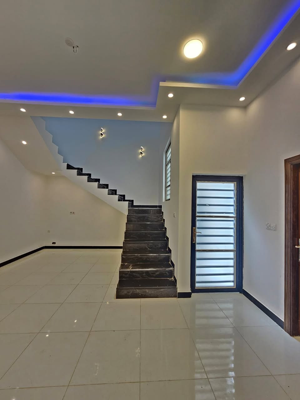 السلام عليكم 
دار للبيع 
مساحه 150 متر 
طابو زراعي بسم عراقي 
يحتوي على غرفتين و صاله و مطبخ و ديوان و صحيات 
العنوان /البصره ابي الخصيب السبيليات قرب تصوير نور المرتضى 
السعر 105 قابل للتفاوض 
للستفسار ***********
