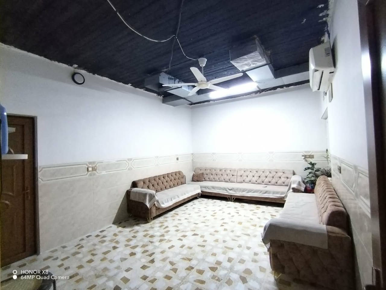دار للبيع 

📍موقع : حي الملايين الثانية قرب الجامع العادل

يتكون الدار من طابق واحد  من 3 غرف نوم.  مطبخ وصحيات خارجي وداخلي وهول واستقبال 

الدار 230 متر. زراعي ملك صرف 

حوش يسع سيارتين  كبير 

سعر مناسب جدا. 

للاستفسار  (عبر واتساب فقط)

***********
