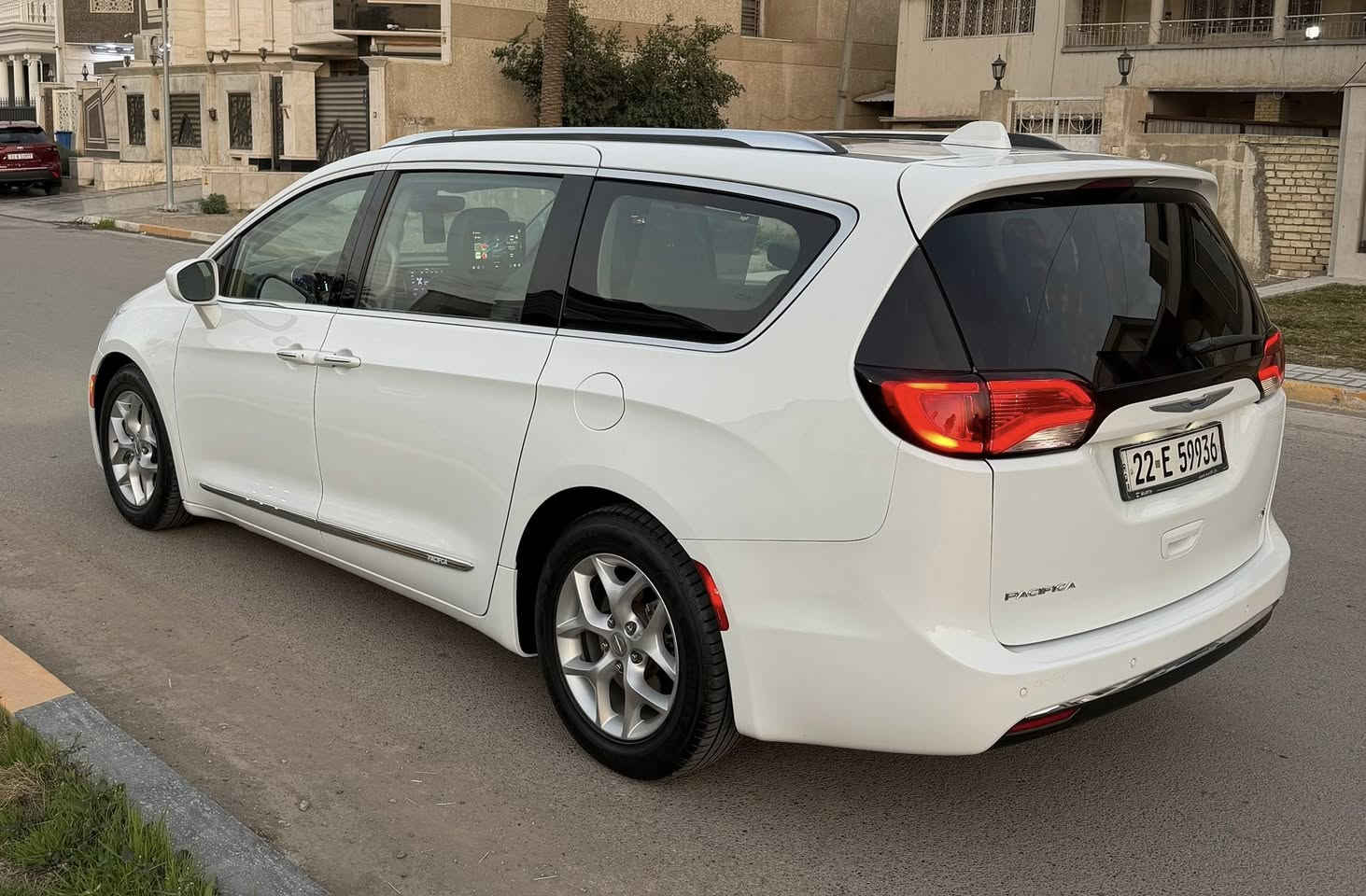 السلام عليكم
رمضان كريم عليكم 
باسفيكا 2018 كلين تاتيل 
محرك 3600 بانزين اصلي
دبل بنوراما كير ماوس 
أبواب كهربائية جنطه كهربائية 
بردات وسطيه وخلفية 
حساسات خلفية سايد بريك كهربائي. 3 شاشات وسماعات اصلية ماشيه 70 الف 
بعد بيه هوايه مواصفات 
سياره كلين كفاله عامه من الصبغ وبارد 
مكان سيارة بغداد جميلة 
السعر 205 ورقة 
***********
