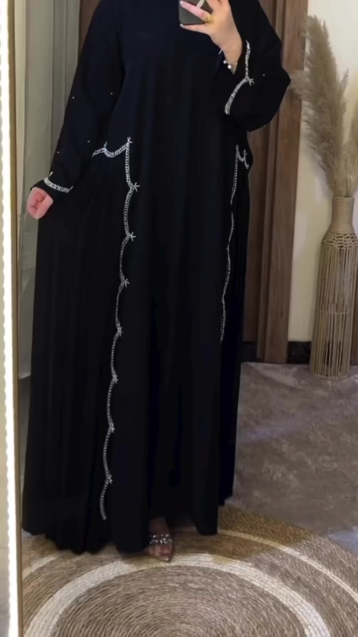 عباية "أثر" 🖤✨  

تصميم أنيق بشغل شك يدوي فاخر يضيف لمسة فخامة وهدوء للعباية.  
قصة مرتبة وانسيابية تناسب الإطلالات الراقية.  

💰 السعر: 40 ألف (عرض تخفيضات العيد)  

📏 القياسات: من وزن 60 إلى 110  

🚚 توصيل لكل المحافظات  

📲 للحجز والاستفسار واتساب:  
***********
