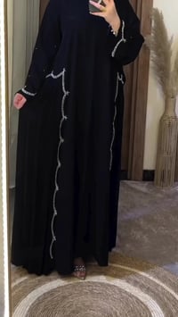 عباية "أثر" 🖤✨    تصميم أنيق بشغل شك يدوي فاخر يضيف لمسة فخامة وهدوء ل...