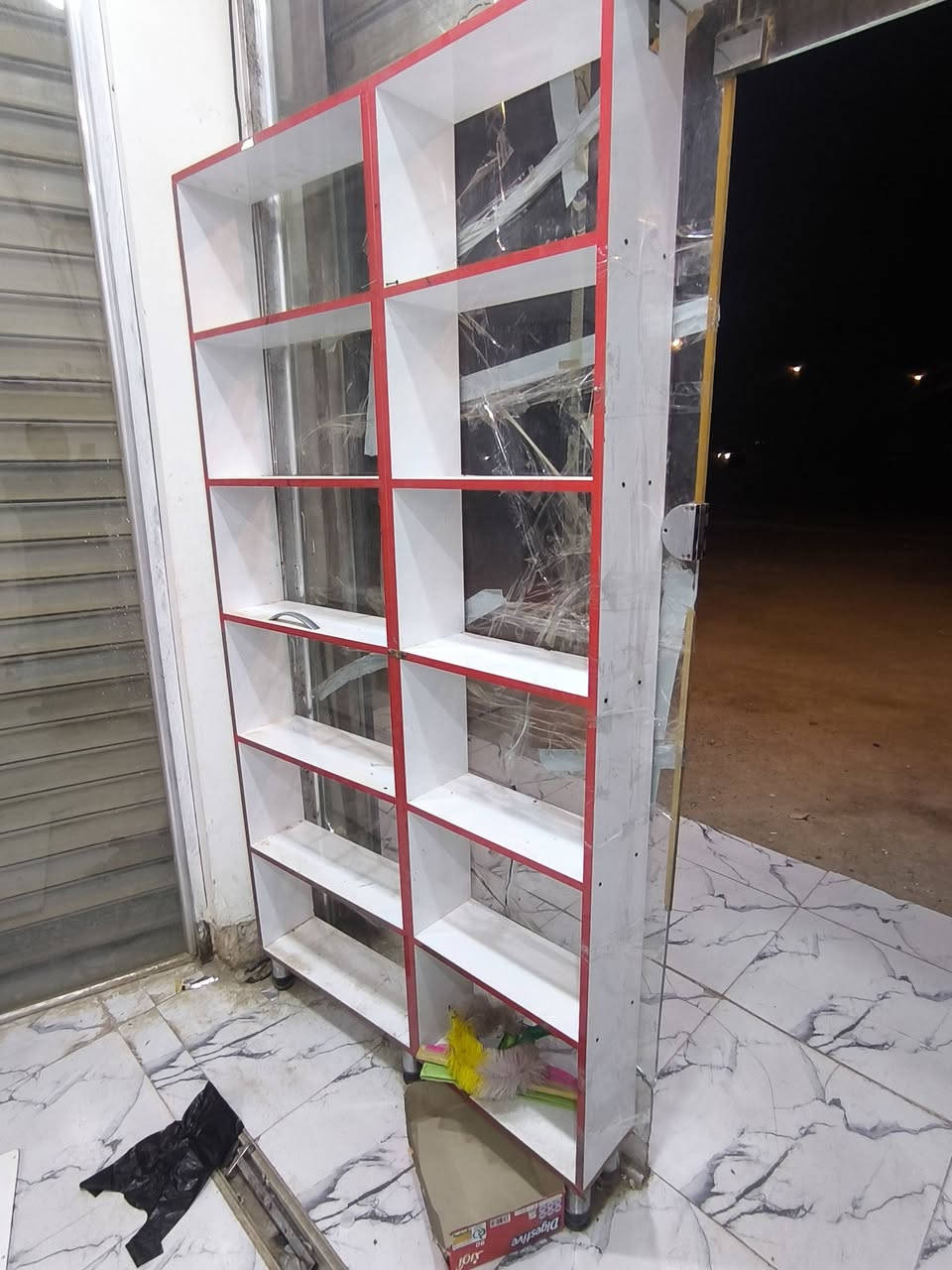 السلام عليكم رفوف للبيع
المجر الكبير 
***********
