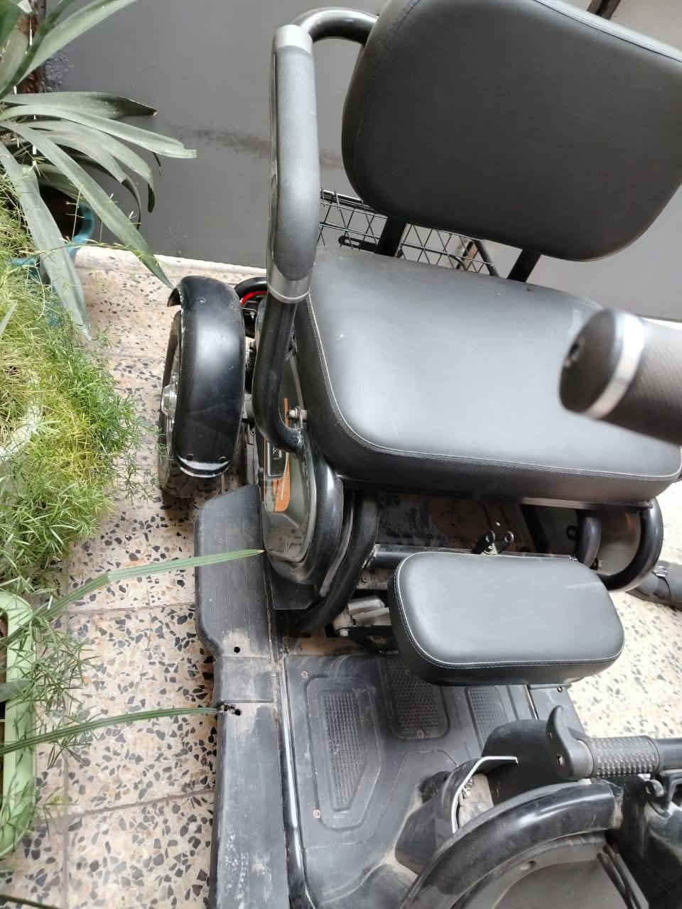 السلام عليكم دراجة شحن ثلاثيه للبيع موديل 20 فولل نظافه وقليل استعمالها السعر 700 المكان بعقوبة للاستفسار واتساب او اتصال ***********
