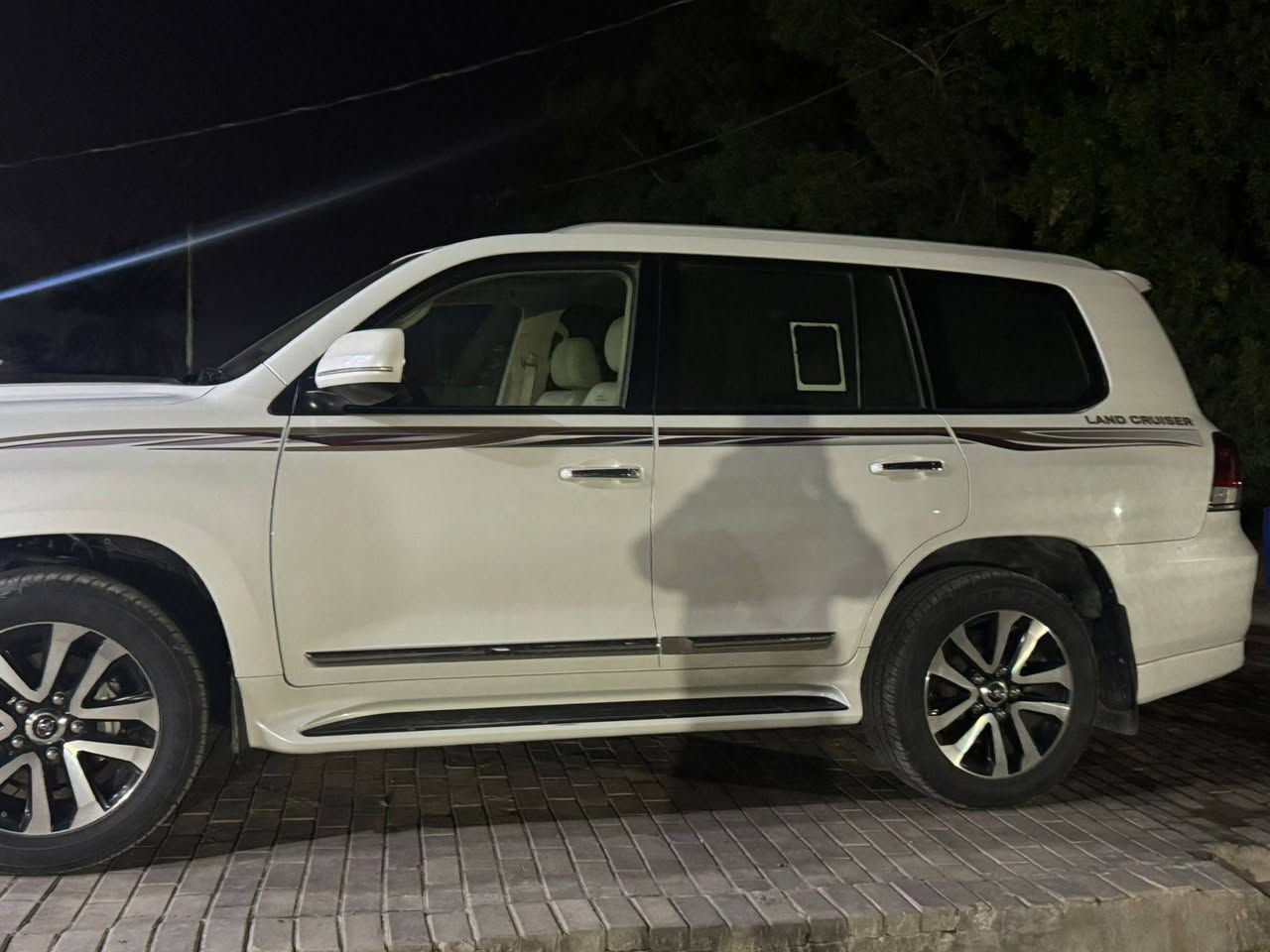 السلام عليكم للبيع لاندكروز موديل 2019 ابريم اصلي رقم  بغداد الجديد  سياره مكفولة كفاله عامه من صبغ والتبديل وفتح. وحتى الدعاميات.
فول مواصفات 1/1
بصمه تشغيل
5بصمات ابواب 
فتحه سلايت
كشنات ثنين كهرباء ثلاث حركات 
كشنات جلد اصلي
ديفيدي بل قماره 
عداد لكزز
زراكات
اشارة لكزز
مري قلاب
مري شفط
جنطه شفط
شاحن 
دبل ماوس
مثبت سرعه
سبعه راكب
ثلاث قطع تبريد
مطفايه حريق
محرك V6 
8ايرباك
حساس امامي
حساس خلفي
تحكمات ستيرن كامله
كامرة دوارة
وباقي مواصفات البريم معروفه. 
اسبير سياره ما نازل 
 ماشيه.(90 )الف حقيقي
السعر(540 )ورقه $ وبيها مجال 
اللاستفسار اتصل على الرقم
***********
عنوان كربلاء
