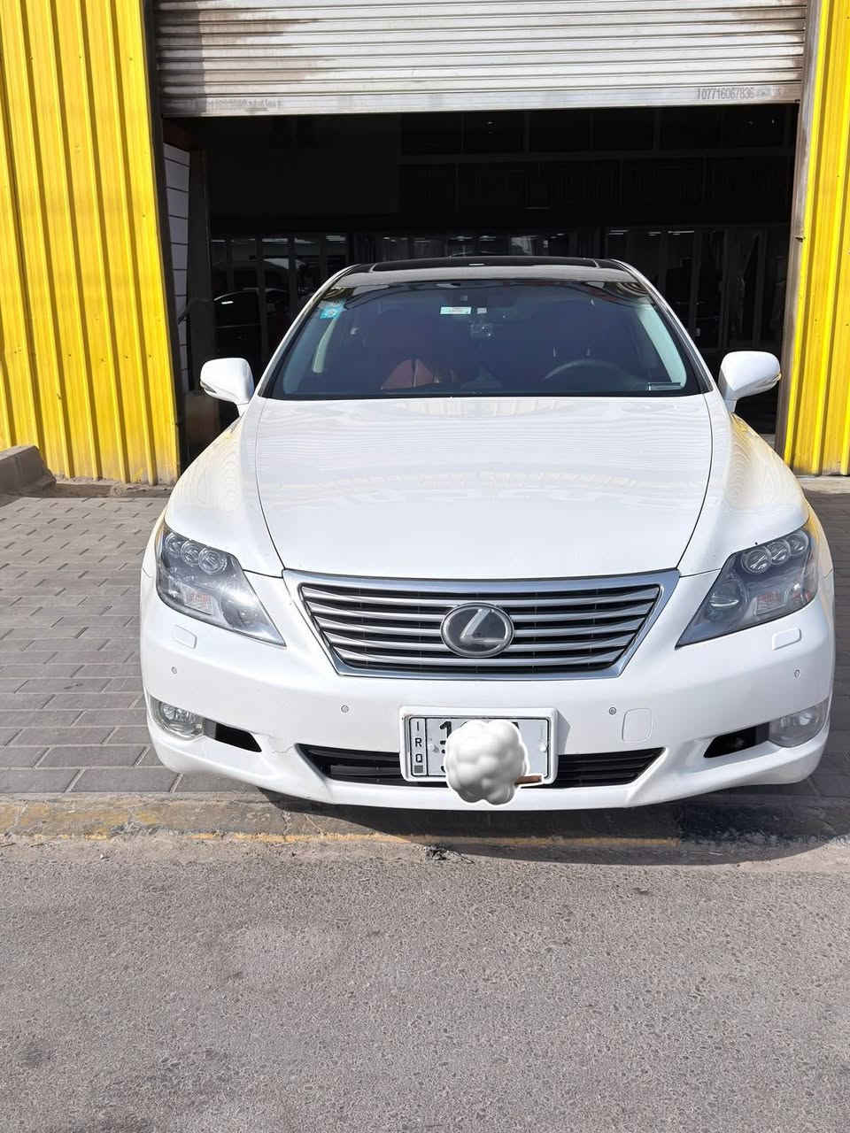 لكزس  Ls460L VIP موديل 2012
8سلندر 
فول  مواصفات لارج باب طويل
مواصفات 
4 كشن كهرباء 
مساج
دبل جام
تدفئة تبريد كل المقاعد 
خزن ميموري كل المقاعد 
اوتو هولد
بيبان 4 + صندوق شفط
سايد بريك بصمه 
مري تعتيم 
زراك لايتات
لايت دوار 3 عدسات متحرك مع حركة السيارة
زينون بلادي 
بردات المقاعد الخلفيه والجامه كهرباء 
ثلاجه 
وDvDخلفي + شاشة خلفية كبيره
العينه  ليزريه  وكيلو متر 280 
اقراص امامي وخلفي 
تبريد من كل الجوانب 8 قطع 
بيبان + صندوق شفط 
سستم صوت 23 سماعه من شركه مارك ليفشون 
جام مغلف بولو رايز 
وبعد هواي مواصفات  
رقم بغداد موميز  بأسمي تحويل جاهز 
 للاستفسار ***********
عنوان بصره سياره كفاله بس ربع باب خلفي صبغ لايد وبكل لايت ودعاميات خلفيه والأماميه محدثات
