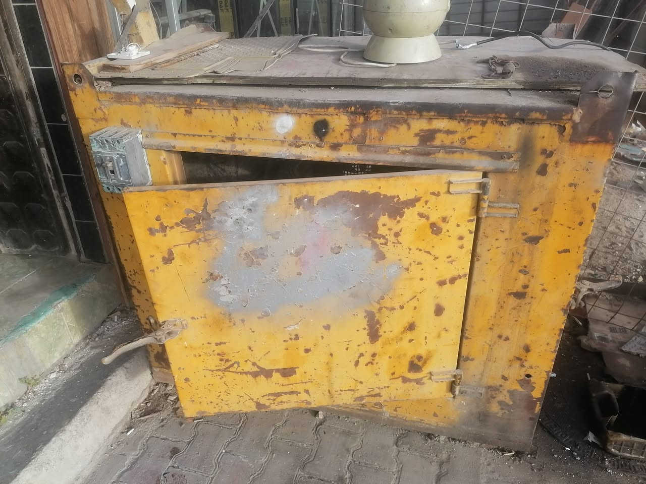 السلا عليكم عيوني عندي ذني مولدات ثنين الصراحه ماعرف بيهن بس كبار واعتقد مكينات نوعيه كيه شغالات بس متروكات مايقارب اربع سنوات يعني يرادلهن ادامه للبيع ثنينهن اعلى سعر ابيع قيم وانطيني سعرك وشوف اذا يناسبني عنوان كربلاء ***********
