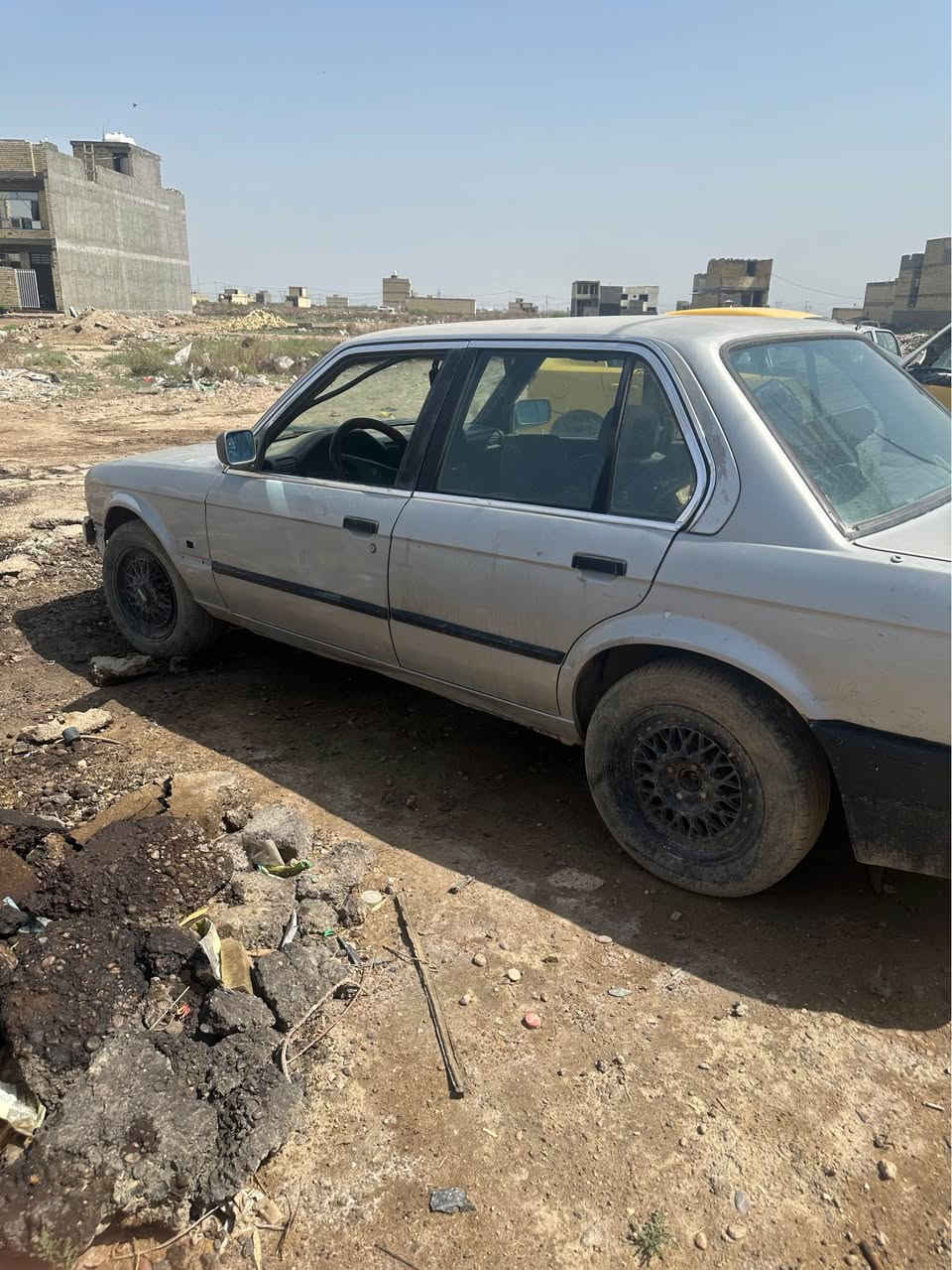 السلام عليكم 
زعره. البيع.   متروكه. طرف ثالث ابيع كوم حديد اتكفل صرقه وعشاير.  مكان بغداد. 
السعر 11 ورقه.   
*********** بغداد, العراق
