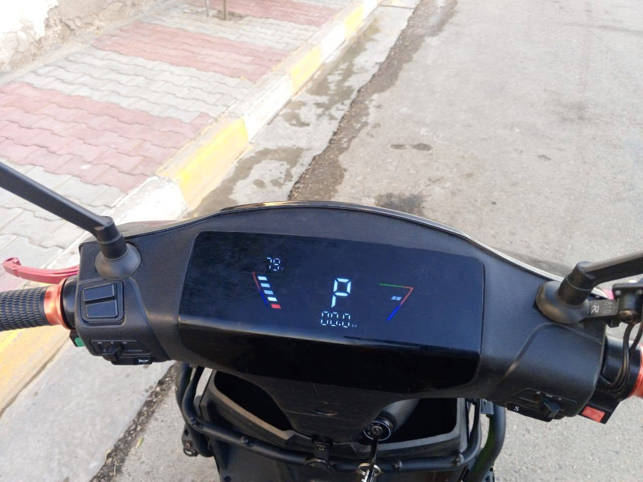 يا الله سلام عليكم بايسكل شحن نضيف حيل نقص بس جاملغ امامي بطاريات شرط الفحص تاير خلفي جديد بريكات يعني ادامه كامله السعر 600 للتواصل ***********
