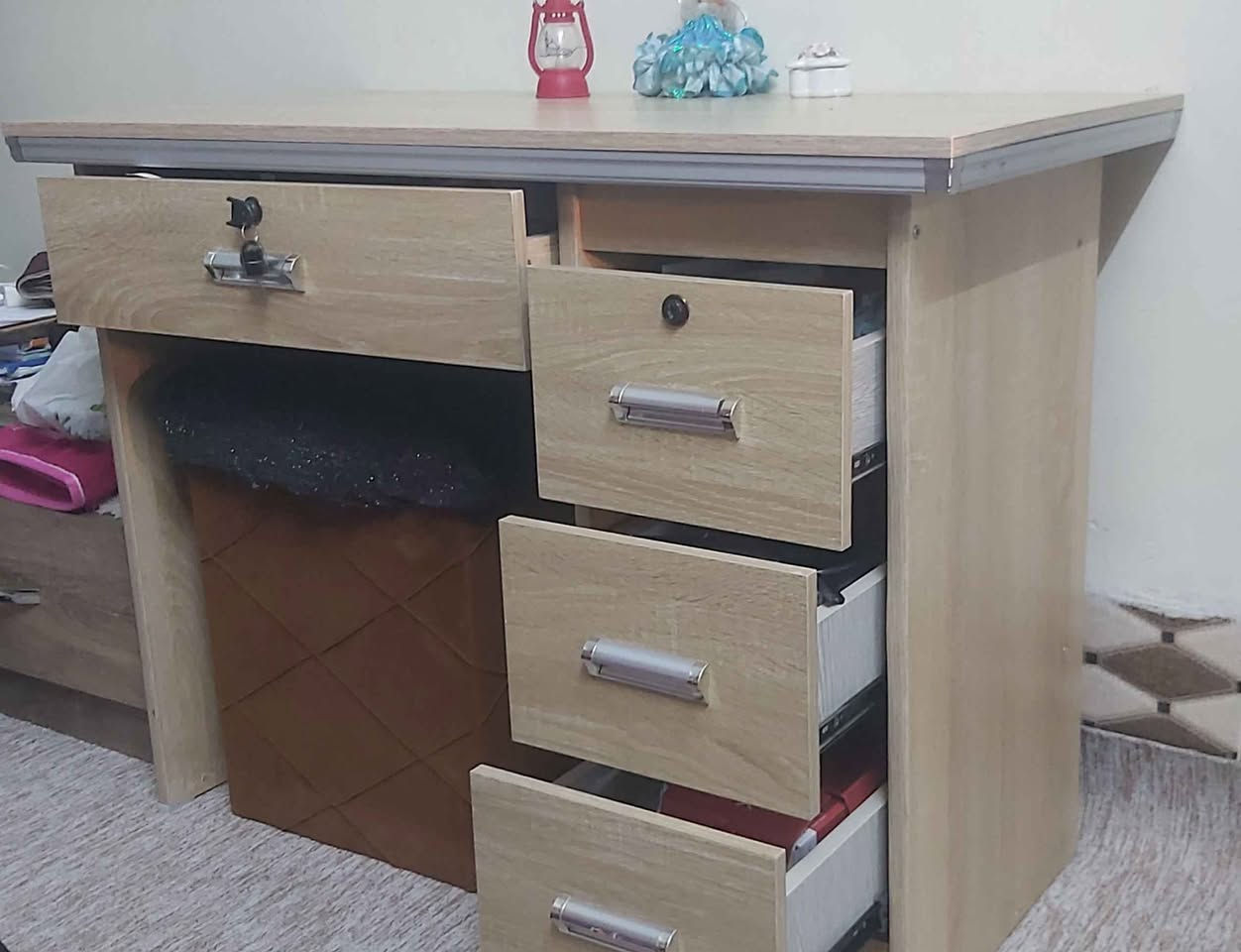 للبيع ميز مكتب للقراءة والكتابه وحفض الكتب والقرطاسية السعر 65  
*********** كركوك, العراق
