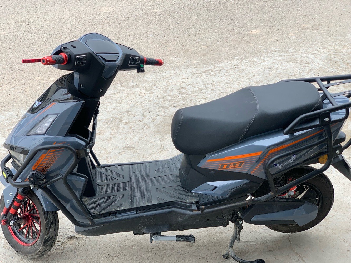 دراجه سكنس فحل شحن
 تجي بصمتين وتشغيل عن بعد بيها درع وصندوك بس صندوك مشاده 
دراجه سرعتها حقيقيه 65
تمشيك 40كيلو بيها نضام البك تجي اربع سرع ولبريك هايدروليك تجي ٦ بطاريات
دراجه نضيفه مصارلي هواي من مشتريها ممستخدمها هواي 
سعر 775الف وبيها مجال شويه حك جيه مكاني بغداد دوره 
***********