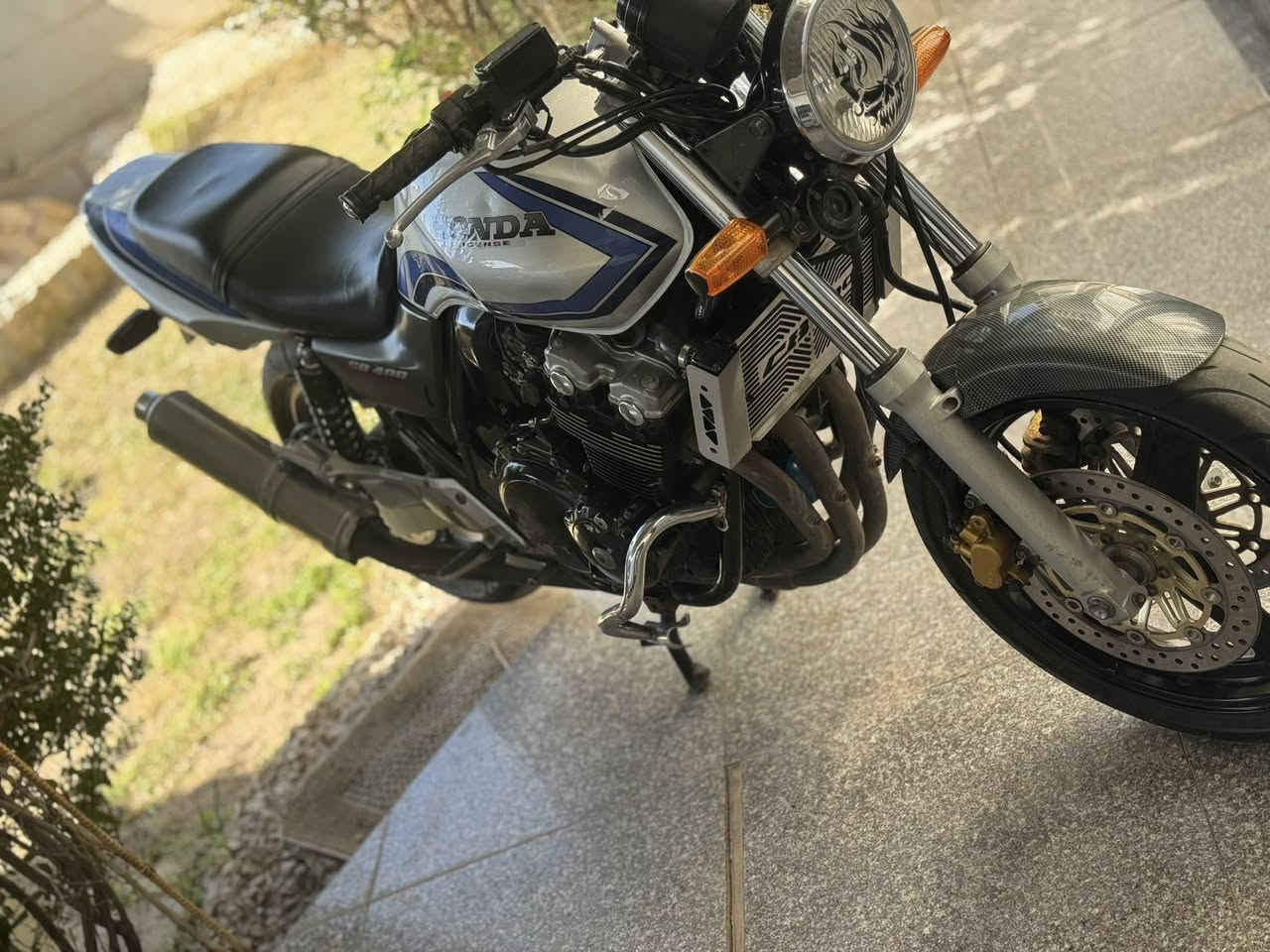 سلام عليكم
HONDA. CB400
نصيفة كلش احلا من الصور 
مكاني كربلاء طويريج سعر ١٦
***********.  ***********
