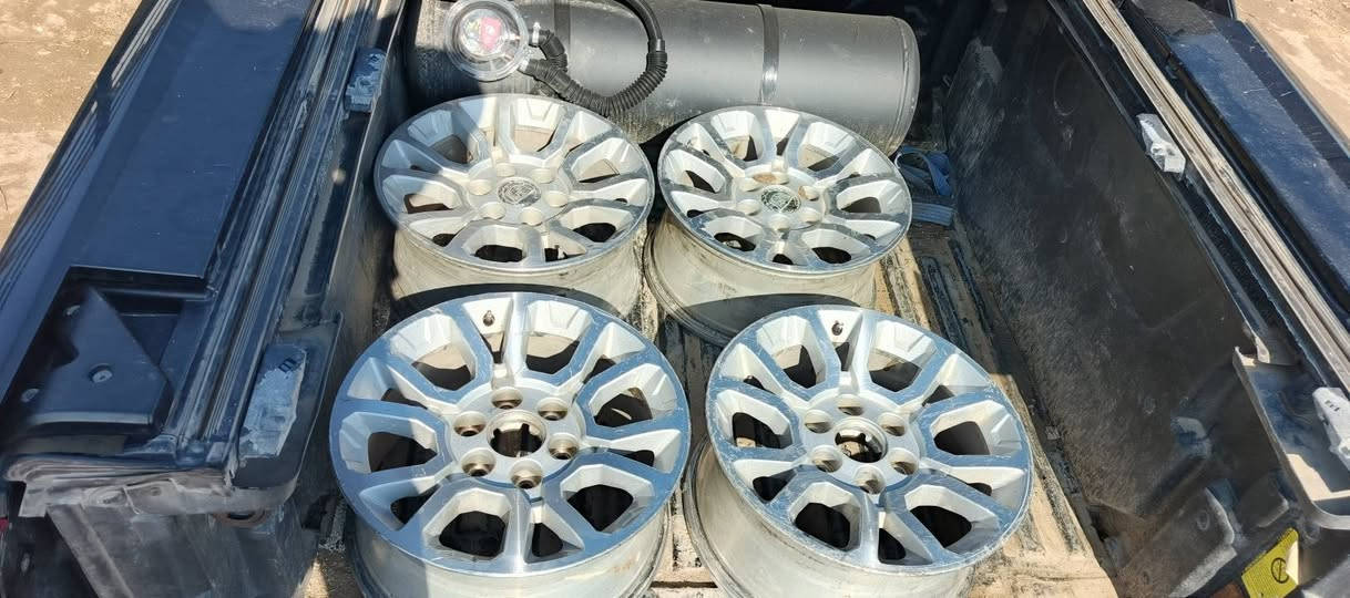 السلام عليكم للبيع تخم ويل كب جمسي حجم ١٨ موديل ١٨  اصلي ختم GM السعر 3 اوراق وبي مجال اتصل ‏‏‪‏***********
