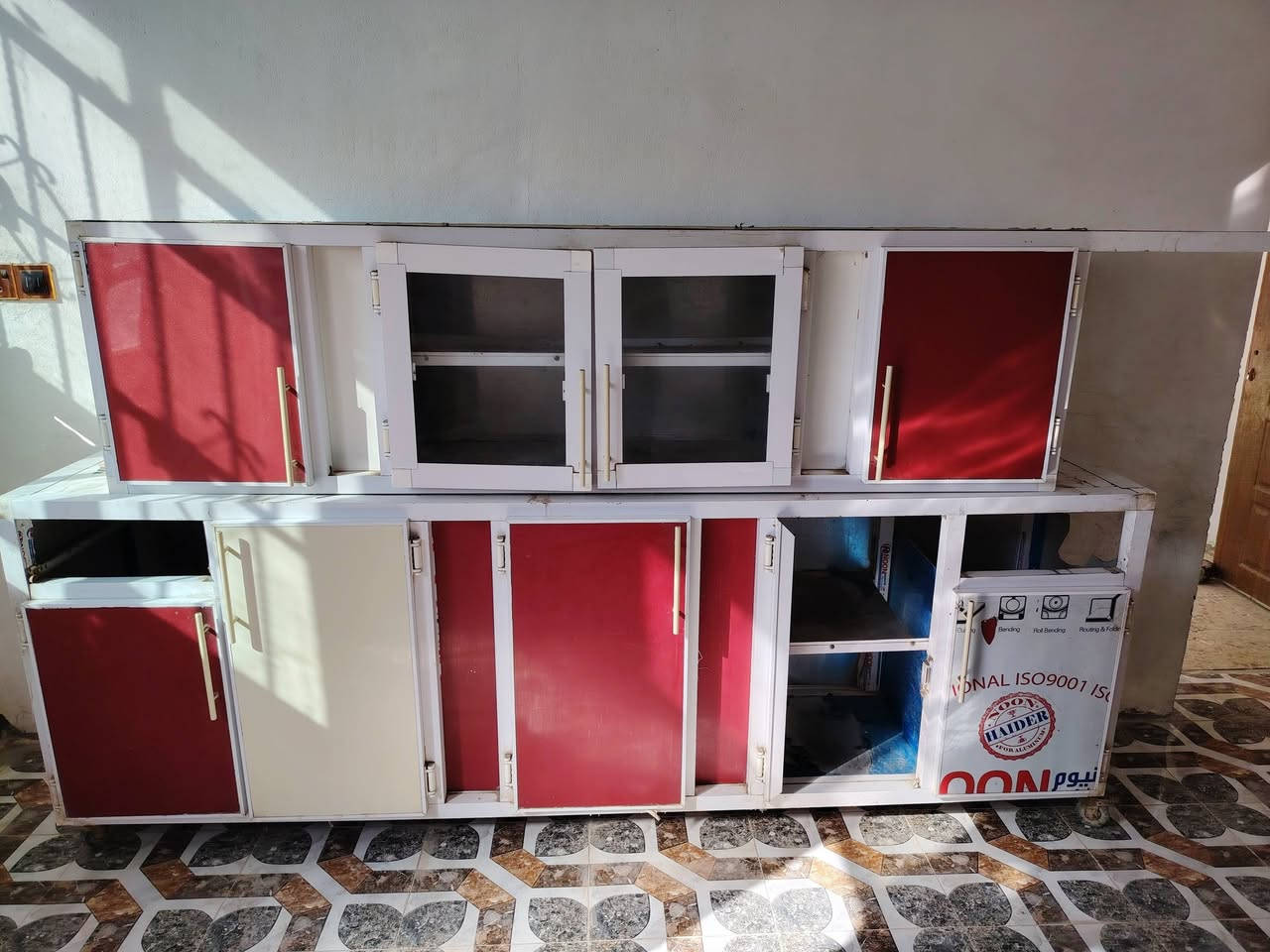 كاونتر تسكام نضيف مترين ونص بدون سنك عوزه بس الباب جوه ومجرات اما الفوك نضيف كلشي مابي هذني البيبان البنص جام بس مامبينات بلصوره
***********
