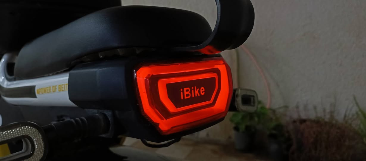 دراجه شحن شركه iBike موديل 2025 بلاد 
المواصفات 
1 اشاير ليد
2 كلوب امامي ليد + ليد نهاري
3 بك لايت ليد 
4 - (3سرع) سرعه 55
5 وضع p بارك
السعر 600الف وبيها مجال المكان واسط قضاء الحي للتواصل ***********
