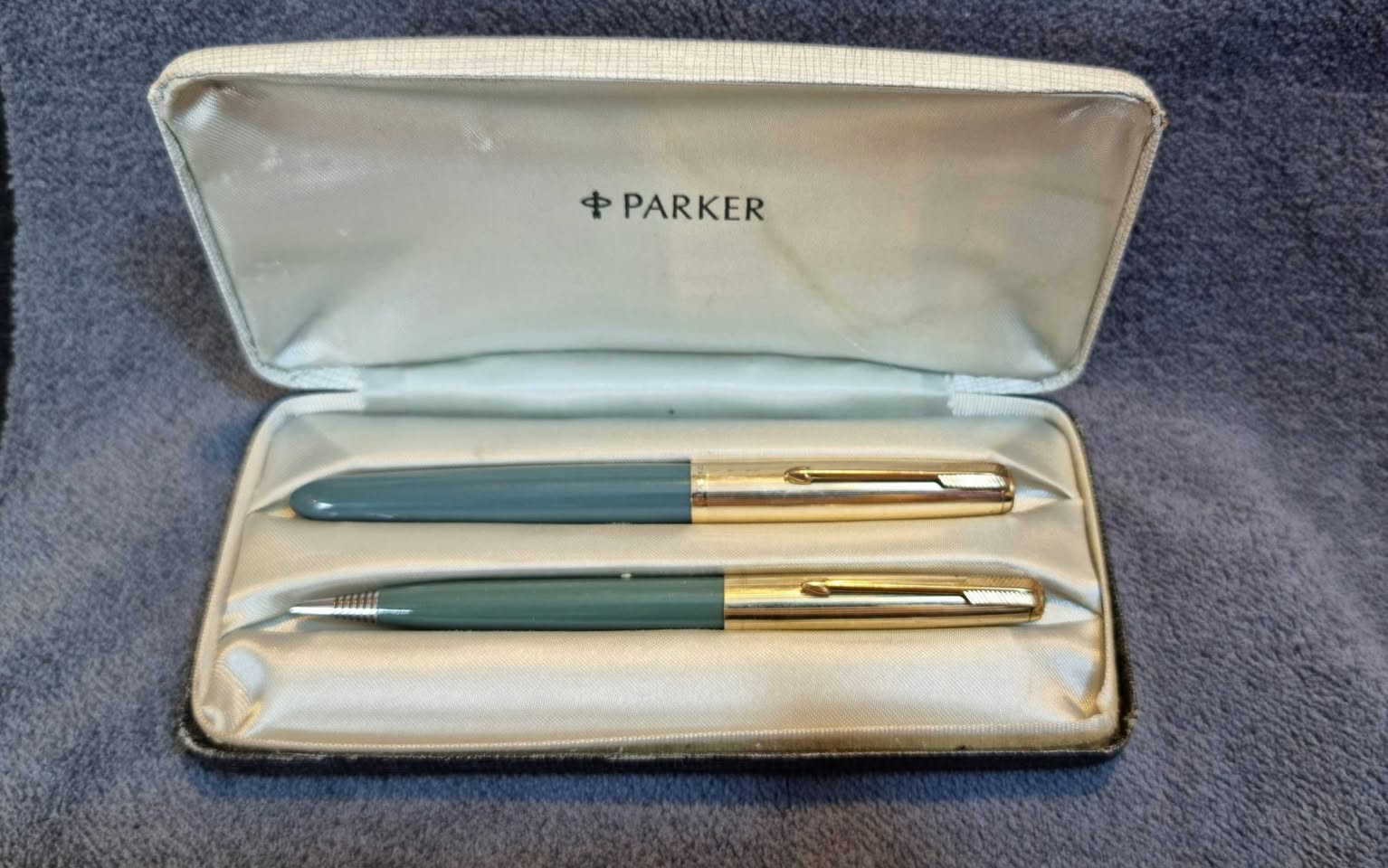 تحية طيبة  ،،،
#سيت_اقلام_باركر_51 PARKER  
             الصنع  : امريكي #اصلي  ، MADE IN USA  ، 
       #جديد غير مستخدم  ، إنتاج #قديم  ، بالعلبة #الأصلية  ، 
           حبر + رصاص  / تغليف #ذهب  ، GOLD Filled  ، 
                  سلاية مصنوعة من الذهب عيار  14K  ، 
                  لون #رمادي #لم_ولن_يتكرر نادر جدا  ، 
* السعر : 275$  ، 
* يوجد توصيل  . 

يوجد توصيل  .


**إذا كنت صاحب هذا الإعلان وتريد حذفه لأي سبب، رجاءا أرسل رسالة إلى الدعم الفني**