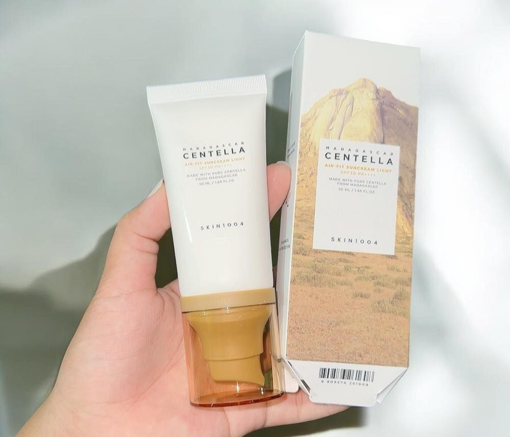 MADAGASCAR CENTELLA
AIR-FIT SUNCREAM LIGHT SPF30 PA  
🔅🔅واقي الشمس من سنتيلا الكوري 🇰🇷 الأصلي 💯
✅الفوائد الرئيسية 
✔️* واقي شمسي فيزيائي خفيف الوزن ولطيف على البشرة.
✔️* يحتوي على مستخلص السينتيلا أسياتيكا من مدغشقر لتهدئة البشرة
وتقليل الاحمرار.
✔️* يوفر حماية واسعة من الأشعة فوق البنفسجية بنوعيها UVA و UVB.
✔️* تركيبة غير دهنية وغير لزجة، مناسبة للاستخدام اليومي.
✔️* لا يترك طبقة بيضاء على البشرة.
✔️* خالي من العطور والمواد الكيميائية الضارة.
✔️* تهدئة وتلطيف البشرة: يقلل من التهيج والاحمرار.
✔️* تفتيح البشرة: يساعد على توحيد لون البشرة وتقليل التصبغات.
✔️* ترطيب البشرة: يحافظ على رطوبة البشرة ويمنع جفافها.
✔️* مناسب لجميع أنواع البشرة: حتى البشرة الحساسة..

#الاصلي المنشأ كوريا 🇰🇷💯
سعر الدرزن :
يوجد لدينا توصيل الجميع محافظات العراق✔️


**إذا كنت صاحب هذا الإعلان وتريد حذفه لأي سبب، رجاءا أرسل رسالة إلى الدعم الفني**