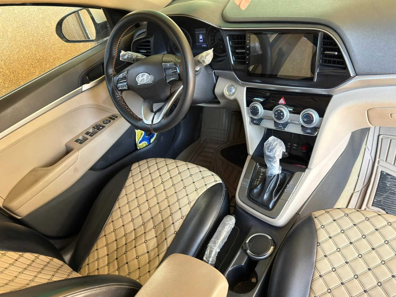 للبيع الانتره ٢٠٢٠ فول بصمه فتحه ابواب 
صندوق ذاتي ماشيه 47 الف سياره جديده 
بيها باب صدر شخوط بص رصعات خفيفه 
اقره منشور قبل مخابره رقم بغداد منطقه 
بغداد ***********.   سعر 170
