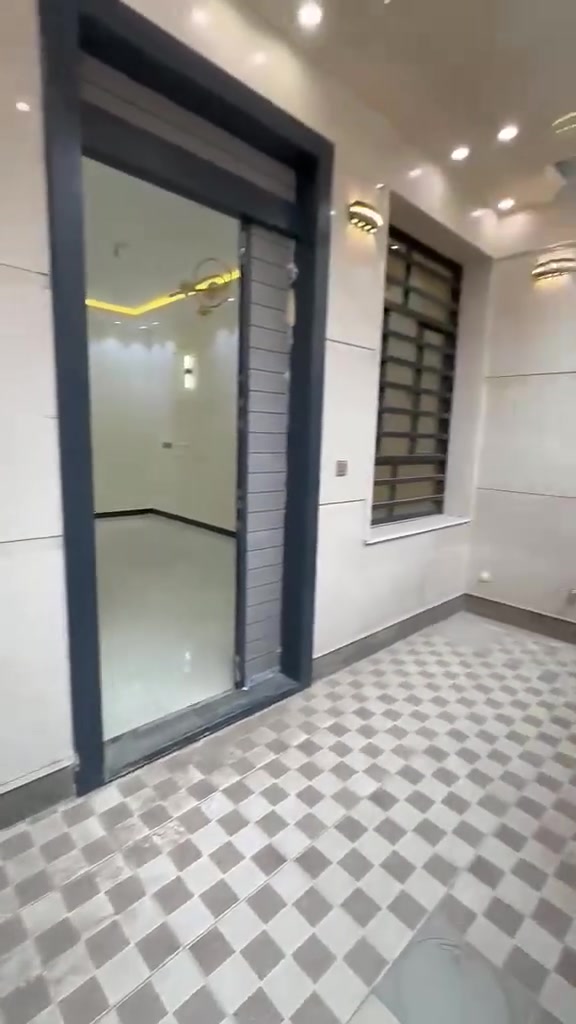 السلام عليكم بيت للايجار شارع مول الحياة مساحه ١٠٠ م يحتوي على صاله مطبخ ٣ غرف نوم خدمات للستفسار***********
