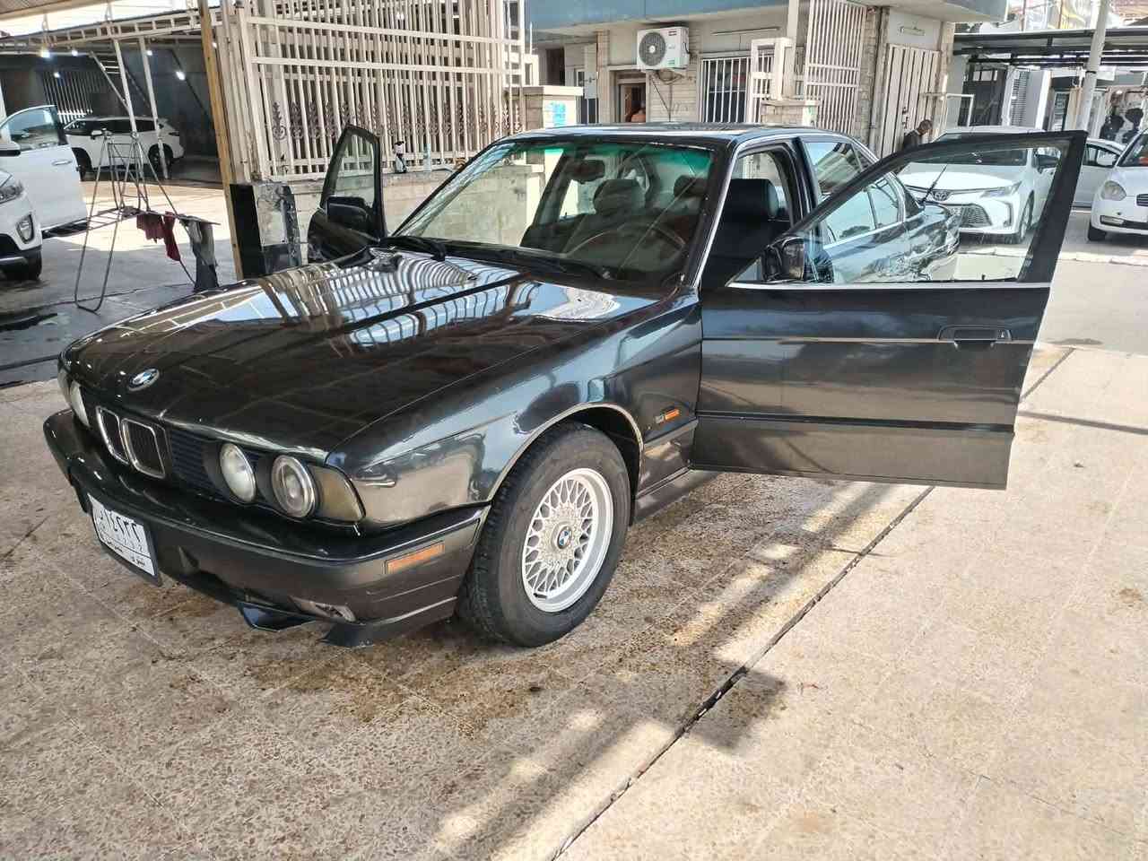 سياره بي ام ٥٢٥ للبيع بسمي موديل ٩٢ مصبوغه جماليه بدون ضربة جاكوج مكينه كبس كير اوتوماتيك السياره حلوه رقم نينوى الشراري يتصل على الهاتف *********** السعر ٦٥ وبيها مجال

