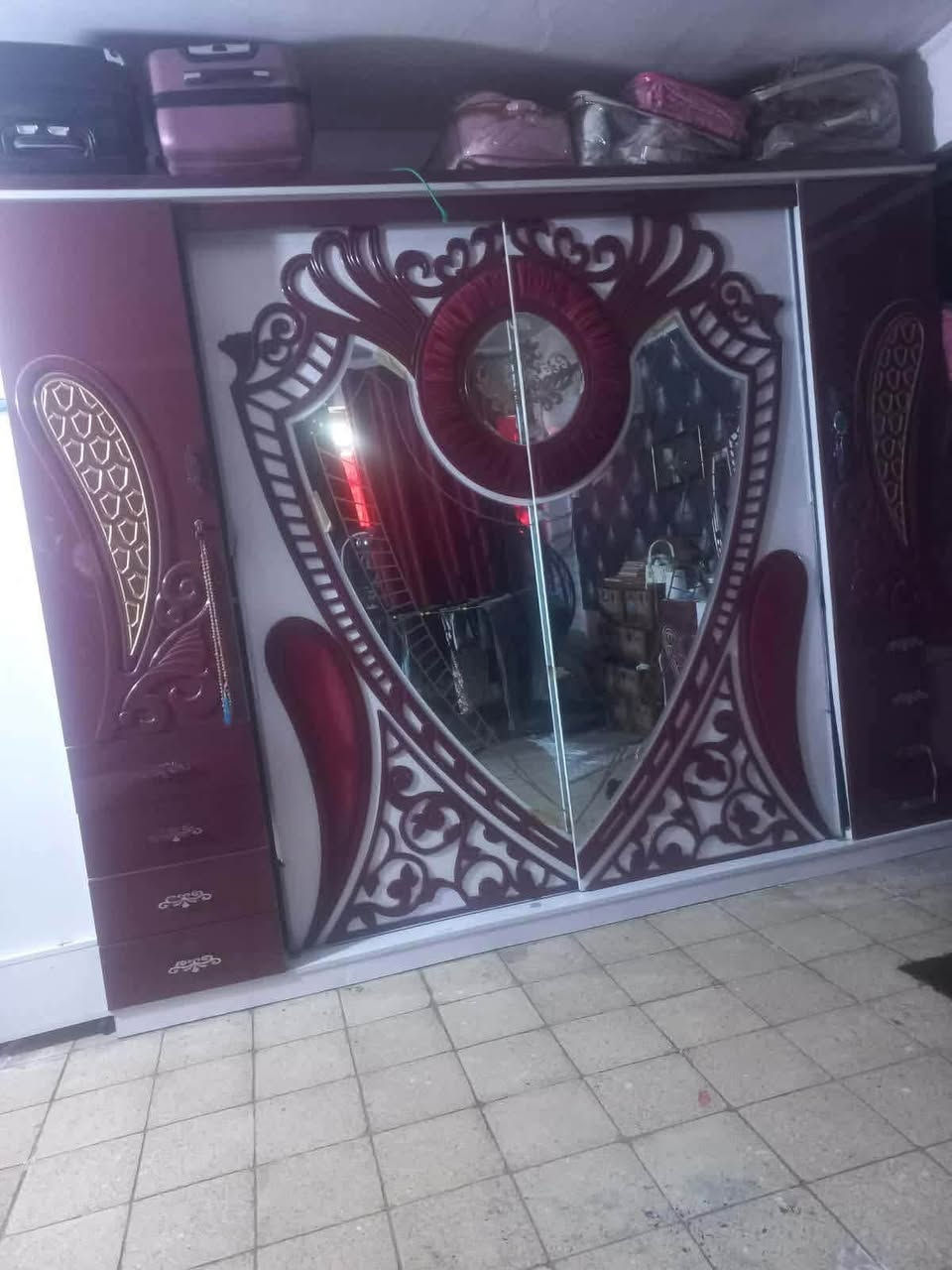 سلام عليكم غرفه نوم للبيع تركيه استعمال قليل  9قطع  بدون دوشك السعر ب600 وبيه مجال مكان بغداد البياع حي الرساله الهاتف ***********بي وتساب اتصال شوكت ماتريد
