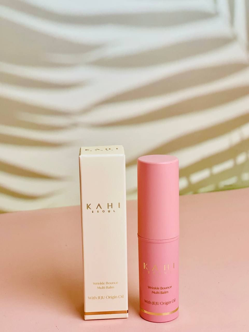 كاهي ستيك Wrinkle Bounce هو بلسم كوري فاخر صُمم ليمنحك ترطيبًا فوريًا ومظهرًا شبابيًا. بفضل تركيبته الطبيعية الغنية بزبدة الشيا، شمع العسل، وزيت الكاميليا، يساعد على تنعيم البشرة وتقليل التجاعيد والخطوط الدقيقة بفضل مركب Adenosine المعزز لإنتاج الكولاجين.

🔸 سهل الاستخدام على الوجه والرقبة وحتى فوق المكياج.
🔸 يُعيد للبشرة نضارتها ولمعانها الطبيعي.
🔸 مثالي للبشرة الجافة، الحساسة، والمجهدة.
🔸 مناسب للاستخدام اليومي في أي وقت وأي مكان
المنشأ كوريا الأصلي 🇰🇷🇰🇷🇰🇷


**إذا كنت صاحب هذا الإعلان وتريد حذفه لأي سبب، رجاءا أرسل رسالة إلى الدعم الفني**