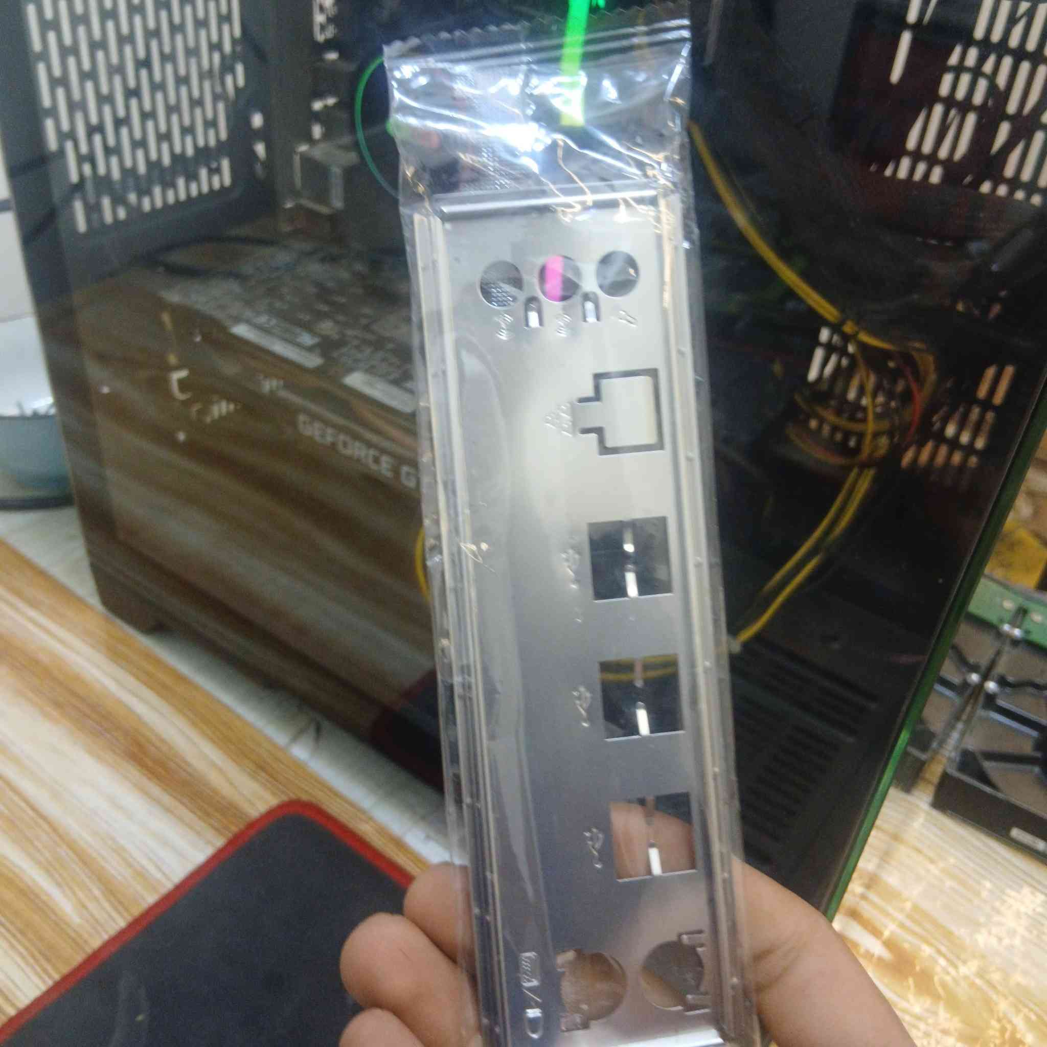 السلام عليكم بورد x99 مع معالج زيون xeon e5 2630 v4 وتبريد غازي  mass 4000 بورد يدعم رامات ddr4 والمعالج ١٠ انوية ٢٠ مسار البورد يدعم ٤ منافذ رامات ويدعم m.2 القطع للبيع شلعه البورد والمعالج شغالات بس ماتطلع شاشه جربت ربطت رامات 3200 16gb قطعه وحده وربطت كرت gtx 1660 وماعرض شاشه للبيع انطيك ضمان انو يشتغلن ثلاثتهن بس ماكو صوره المبرد يوصلك مشدود على المعالج ومبدل معجون حراري تلاثتهن شلعه ب٦٠ توصيل موجود 
مامتواجد فيس للتواصل
***********
***********
