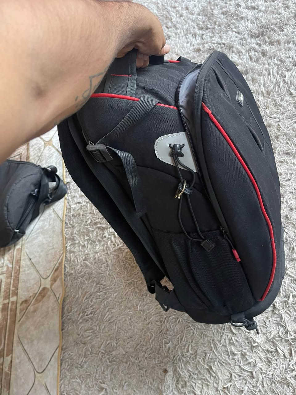 حقيبة كاميرات ومعدات احترافية من Sony للبيع 🎒📸
الحقيبة ممتازة جداً ومريحة للظهر، مصممة لحماية الكاميرات والعدسات والملحقات وتوزيع الوزن بشكل مثالي.
• الحالة: مستخدمة نظيفة جداً وبحالة ممتازة (مثل ما واضح بالصور).
• التقسيم الداخلي: تحتوي على قواطع مبطنة لحماية المعدات، وقابلة للتعديل والتحريك حسب حجم الكاميرات والعدسات اللي عندك، وجيوب إضافية للوايرات والبطاريات.
• السعر: 50 ألف
تواصل خاص او واتساب *********** بغداد, العراق
