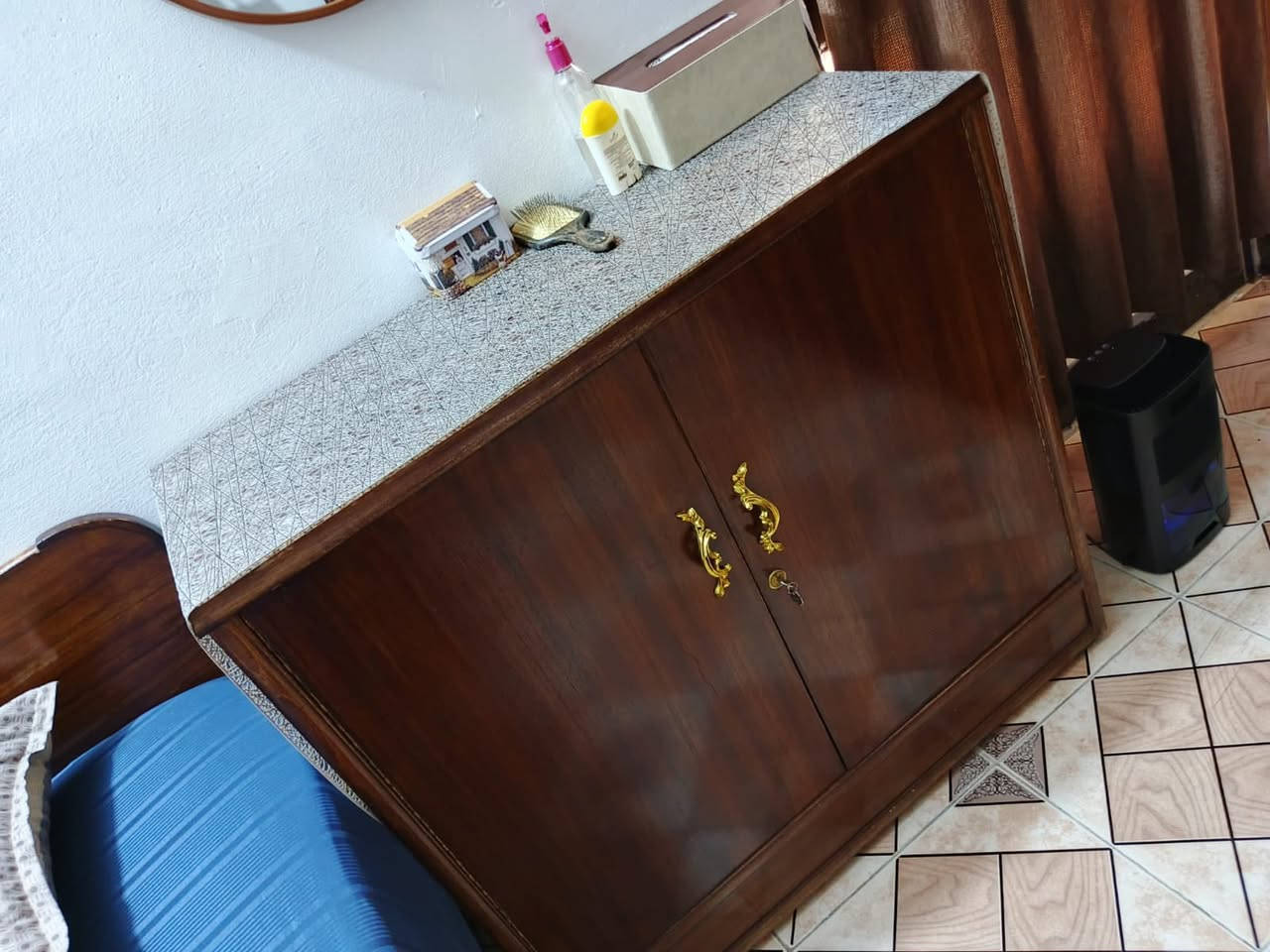 للبيع مابيهه اي ضرر نضيفه كلش
فقط الي موجود بالصوره
كنتور 6بيبان وملحق
جزامه
جربايه
سعره 700
*********** مكاني الامين الثانيه
