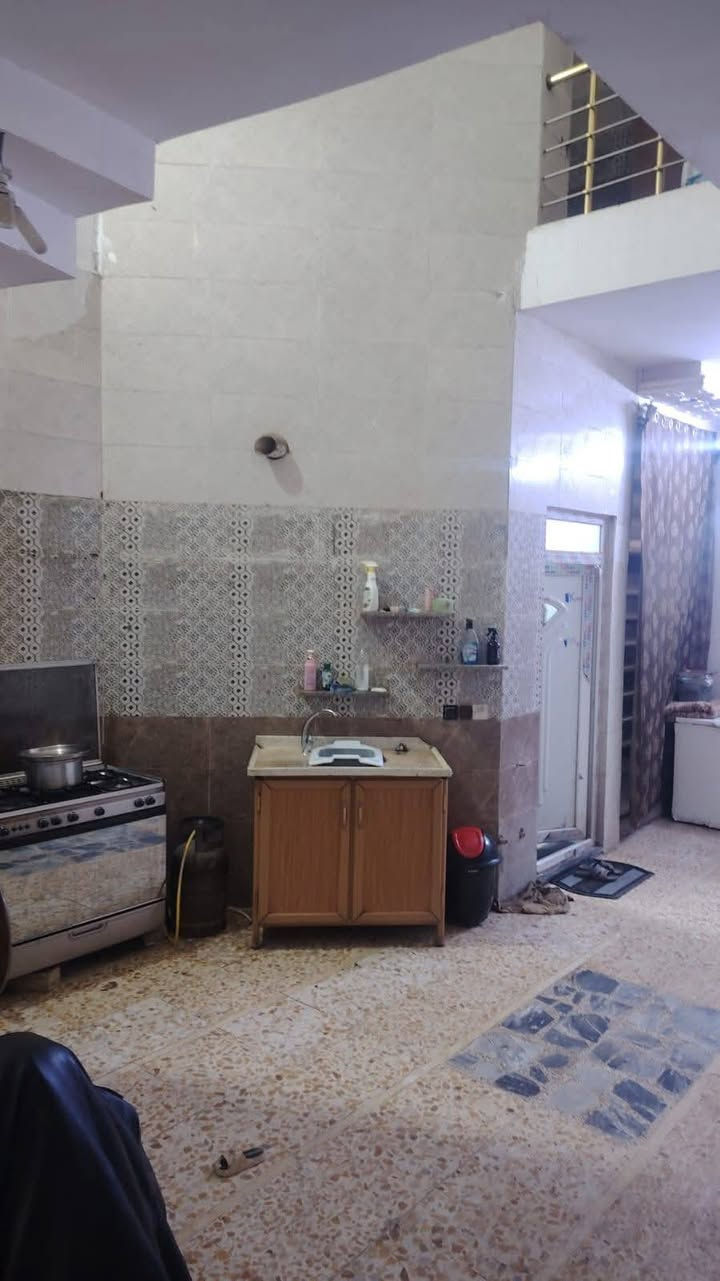 السلام عليكم إني مكلف بل نشر
مشتمل طابقين المساحه ١٠٠ متر 
سنة البناء (2023)
في قضاء أبو غريب منطقة (الحصوه بالنصر والسلام) 
قريبه على السوق والمدارس
البيت مأجر بمبلغ (٢٥٠ ألف) 
يحتوي البيت على غرف نوم العدد ٣ واستقبال ومطبخ وصاله
 فوك وجوه(***********
سعر85
