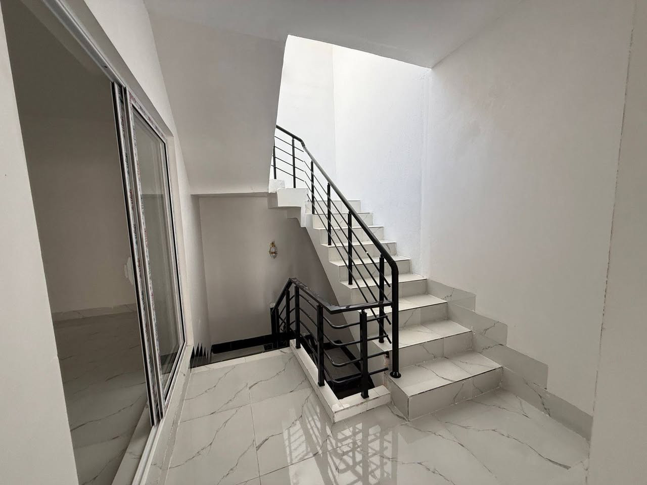 #دارللبيع حي فرمانبران 

#المساحة  125+125 متر  فلات 

#يتكون من ٤ غرف و ٢هول و استقبال   ٢مطبخ و ٤صحيات 

#طابو  يسجل مباشر باسم كل عراقي 

#السعر 8 دفتر و 60 ورقه و مجال 

#للاستفسار https://t.me/aqaratalshmal
***********
***********
