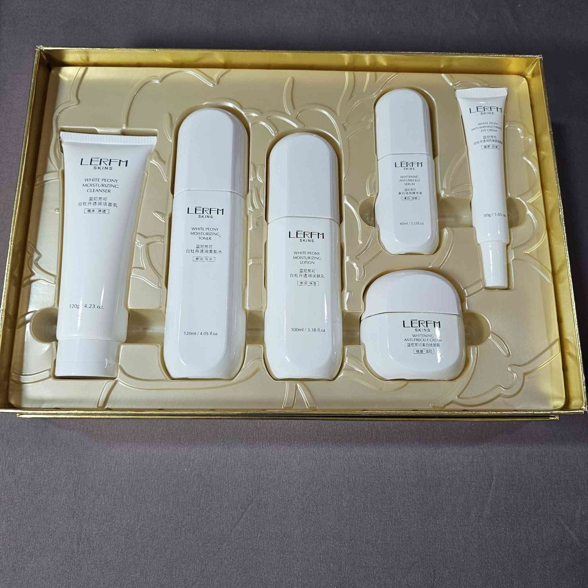 ✨ المجموعة المتكاملة للعناية بالبشرة وتفتيحها من LERFM SKINS ✨
​نقدم لكم الحقيبة العلاجية والتجميلية المتكاملة من علامة LERFM SKINS، المصممة خصيصاً بخلاصة الفاوانيا البيضاء لتقديم روتين يومي متطور لحماية البشرة وتجديد حيوية الخلايا. تعمل هذه المجموعة بفعالية عالية على ترطيب البشرة بعمق، توحيد لونها، ومكافحة التصبغات والخطوط الدقيقة.
​📦 محتويات المجموعة (6 منتجات أساسية):
​الغسول المرطب (120g): يعمل على تنظيف البشرة وإزالة الشوائب بعمق ولطف دون أن يتسبب في جفافها.
​التونر المنعش (120ml): يعيد توازن مستويات الحموضة (pH) في البشرة ويهيئها لامتصاص المغذيات بفعالية.
​اللوشن المغذي (100ml): يمنح البشرة نعومة فائقة ويحافظ على مرونتها وترطيبها لفترات طويلة.
​سيروم التفتيح ومكافحة التصبغات (40ml): تركيبة مركزة لتوحيد لون البشرة والحد من مظهر البقع والنمش.
​كريم محيط العينين (30g): مصمم خصيصاً لمكافحة التجاعيد، الخطوط الرفيعة، وعلامات الإجهاد حول العين.
​كريم التفتيح المتقدم: اللمسة النهائية لحماية البشرة وإكسابها نضارة وإشراقة طبيعية مستدامة.
انتهاء الصلاحية الى الشهر العاشر سنة ٢٠٢٨
السعر ١٤,٠٠٠ دينار فقط+ اجور التوصيل ..
متوفر توصيل لجميع المحافظات العراقية وبسعر منخفض


**إذا كنت صاحب هذا الإعلان وتريد حذفه لأي سبب، رجاءا أرسل رسالة إلى الدعم الفني**