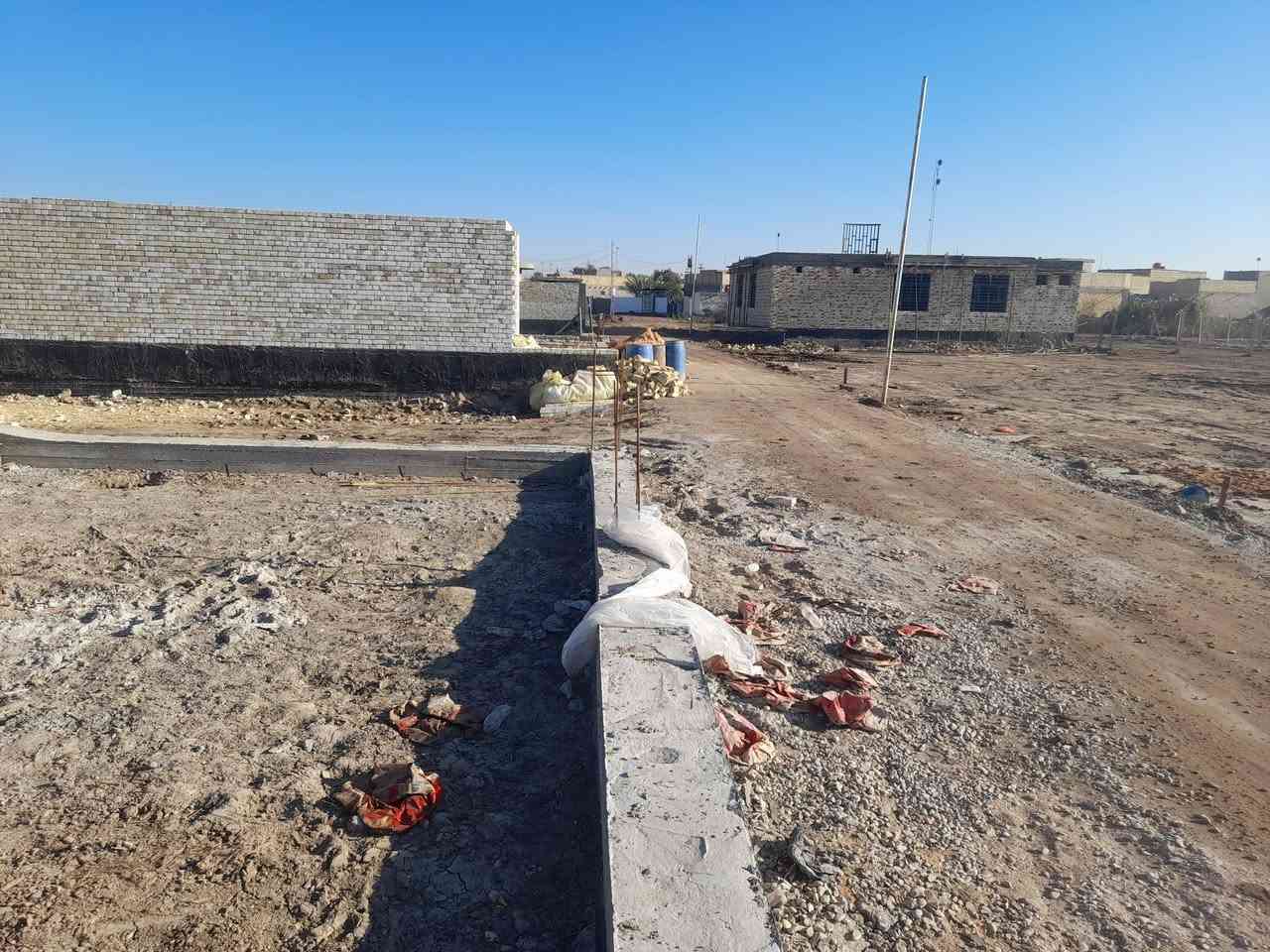 قطعة للبيع مساحة ٢٠٠م طابو زراعي 
واجهة ١٠ م
شارع ٧م تبليط 
مشيد عليها بوكس غرفتين نوم/ صالة /استقبال/ مطبخ 
الموقع المعارة قرب الصورة مجمع محمد كامل 
***********
للأستفسار اكثر مراجعة مكتب الورد للعقار قرب فلكة الساعة مجاور مكتب الجزيرة
