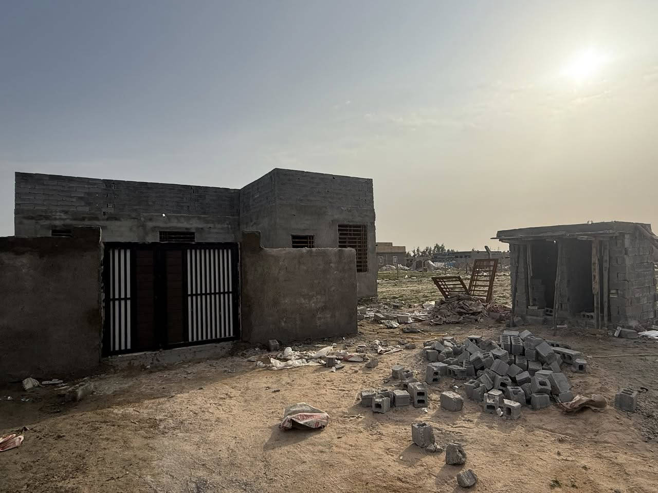 السلام عليكم بيت للبيع المساحه الكليه ١٠٠٠ متر البناء ٣٠٠ متر يتكون من ٢ غرف وصاله و استقبال ١٠ +٤ بناء بلوك أساس طابوك السقف صب كونكريت حاليا تحت الإنشاء تسليم مفتاح متوفر كافه الخدمات التبليط لحد باب البيت مولد ذهبي أناره ليليه شارع عرض ١٥ متر العنوان نجف طريق كربلاء عمود ٢٠٥ جهت ياعلي عقد ٣٥ قرار محكمه السعر ٥٥ مليون وبيه مجال  الاستفسار ***********
