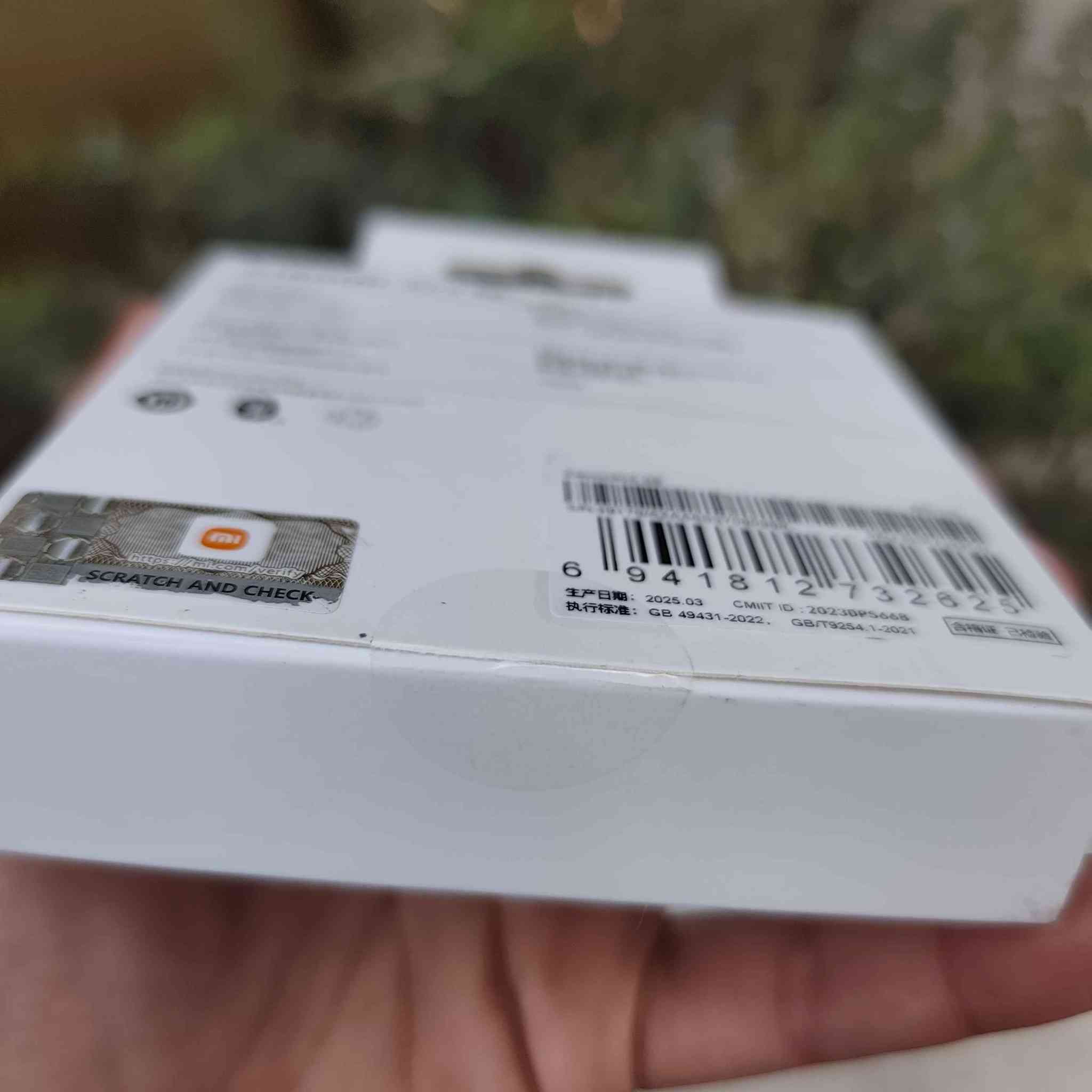 XIAOMI Air3 SE سماعات شاومي اصلية
(الصور خاصة بالمنتج نفسه اني مصورها)
جديدة لوك كبس شركة 
سماعات شاومي اصلية
  تتميز بتصميم مريح وخفيف الوزن . تعمل بتقنية بلوتوث 5.3 لضمان اتصال مستقر وسريع، وتوفر صوتًا نقيًا مع خاصية إلغاء الضوضاء الذكي (AI) للمكالمات. توفر البطارية ما يصل إلى 24 ساعة من الاستماع مع علبة الشحن، 
وتُشحن عبر منفذ USB Type-C. 
أبرز المميزات والمواصفات:
التصميم: خفيف الوزن، شكل مريح داخل الأذن.
الاتصال: بلوتوث 5.3 (Bluetooth 5.3) بمدى يصل إلى 10 أمتار.
الصوت: توفر باس (Bass) قوي وصوت متوازن.
المكالمات: تقنية AI لإلغاء ضوضاء المكالمات لضمان وضوح الصوت.
البطارية: عمر بطارية يصل إلى 24 ساعة (مع العلبة).
التحكم: لمسي للتحكم في التشغيل/الإيقاف، المكالمات، والمساعد الصوتي.
متوفر توصيل لكل العراق 🇮🇶 بغداد, العراق


**إذا كنت صاحب هذا الإعلان وتريد حذفه لأي سبب، رجاءا أرسل رسالة إلى الدعم الفني**