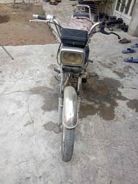 دراجة ايرانية 5كير والسعر 200 المكان بغداد بياع الشهداء الرقم077215129...