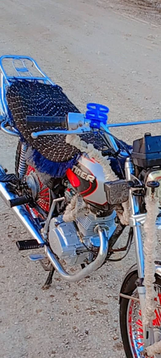 سلام عليكم دراجه تايكر للبيع موديل 2021 كهربائيات كلها شغالة دراجه نضيفه احلا من الصوره محرك خير من الله مناقصها اي شي اوراق كامله مكاني ديالى دلي عباس شروين 
اي استفسار اتصل هـ***********
