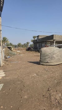 خلف الجبل قرب الدايني • ٤٠٠م • واجهة ١٢.٢٥م