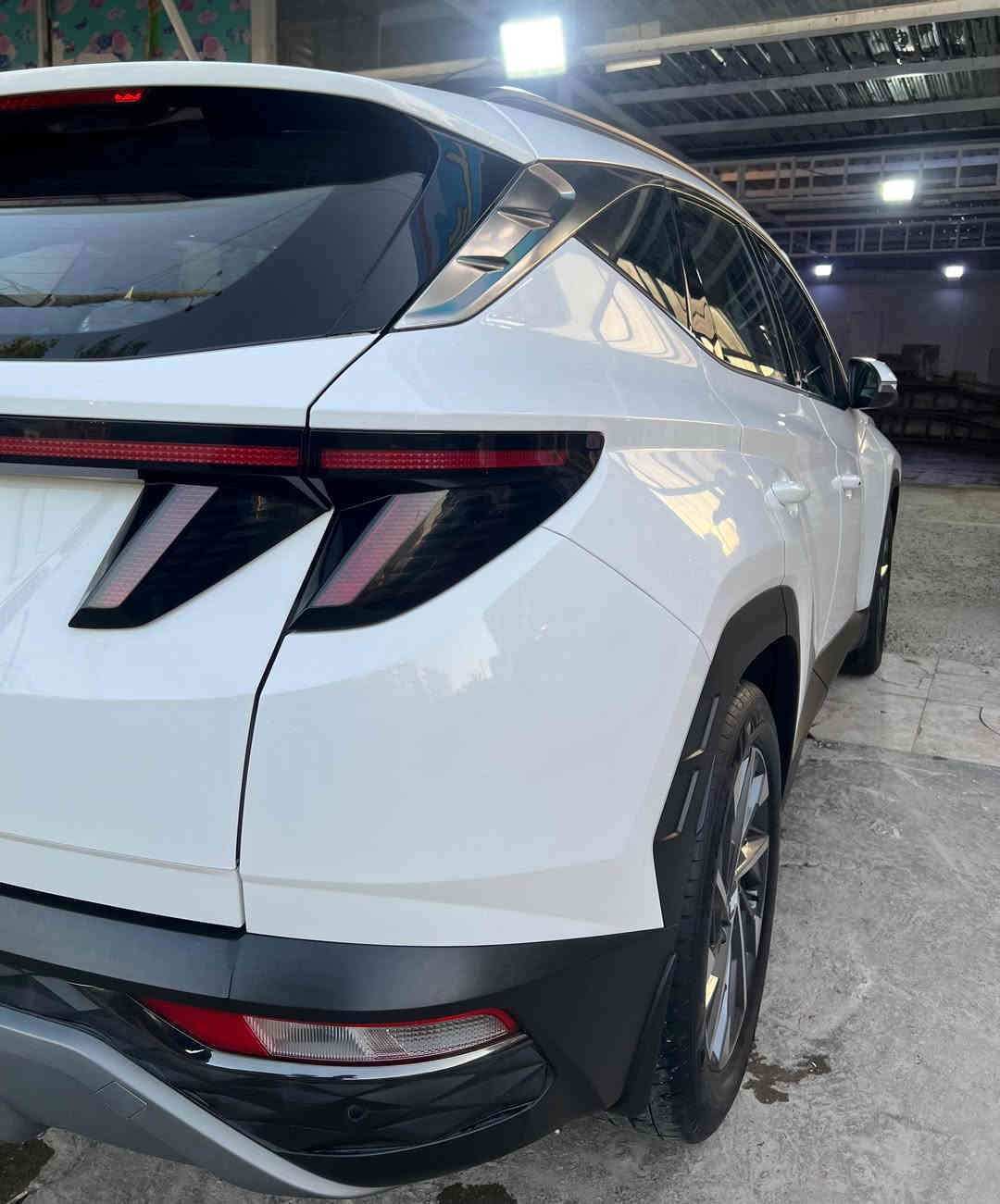 سلام عليكم
مكلف بالنشر 
•للبيع توسان (خليجي ) 
•الموديل 2023 
•فول مواصفات عدا البانوراما 
•المحرك :  دوش 2000 
•الرقم بغداد بأسمي 
•المواصفات 
•دخول ذكي(بصمة عدد 2)
•تشغيل عن بعد 
•تشغيل بصمة 
•جرس تنبية عنده السرعة 120 
•لايت دوار معه الاستداره 
•دشبول متغير ألوان 
•مري شفط 
•كشافات 
•اريل نفكيتر 
•كاميرا دوارة 
•شاشة كبيرة  ايباد  +كاميرا اصلية 
•حساسات امامية خلفية
•مصابيح امامية زنون مع LED 
•مصابيح خلفية LED
•تتسع المقصورة ل 5 ركاب 
•مقاعد امامية كهرباء عدد2
•مثبت سرعة Cruise 
•أوضاع القيادة Drive Mode ايكو_سبورت_نورمال 
•فول تحكم ستيرن
•هاند بريك بصمة
•نظام مانع الانزلاق 
•نظام نزول منحدرات 
•أشاير بالمري 
•اوتو هولد
•ويل كب 
•شحن وايرليس
•ستائر ابواب خلفية
•تبريد امامي خلفي )  
بيهة صبغ بقبق الجنطة مأشر عليه الباقي كله مكفول 
( رقم جديد إنكليزي ) 
•سعرهة 218 وبيها مجال اتصل وتدلل 
•مكاني بغداد 
•رقم الهاتف ‭0772 515 8514
