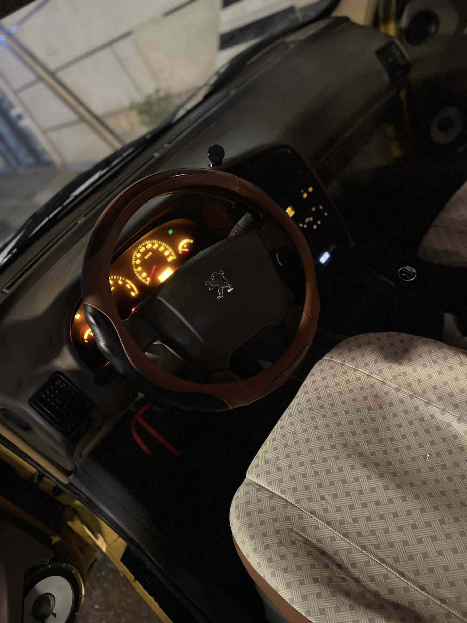 السلام عليكم سياره بيجوا 405 موديل 2015  باسمي رقم نكليزي مصفره من الهيئة  والغرمات تحويل ثاني يوم سنوية الى 2030  كير فرنسي مكينة صافية السيارة كبل للشارع 
السعر 39 مجال بسيط 
العنوان بغداد الدورة ابودشير رقم***********
