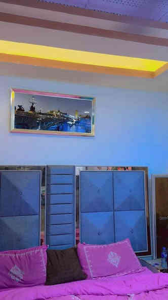 جربايه تركي قوي موهذا العادي وياها كومدياته ومرايته العموديه كلهنب٢٥٠ بي   مجال البصره التنومه  حتى فيبرته وياها جبناها من نجار قويه ‭***********‬
مفتوحه وكامله مو مـᘓɹ̇ ذن غرف عاديه ماخذينه ب٣ ونص Singapore
