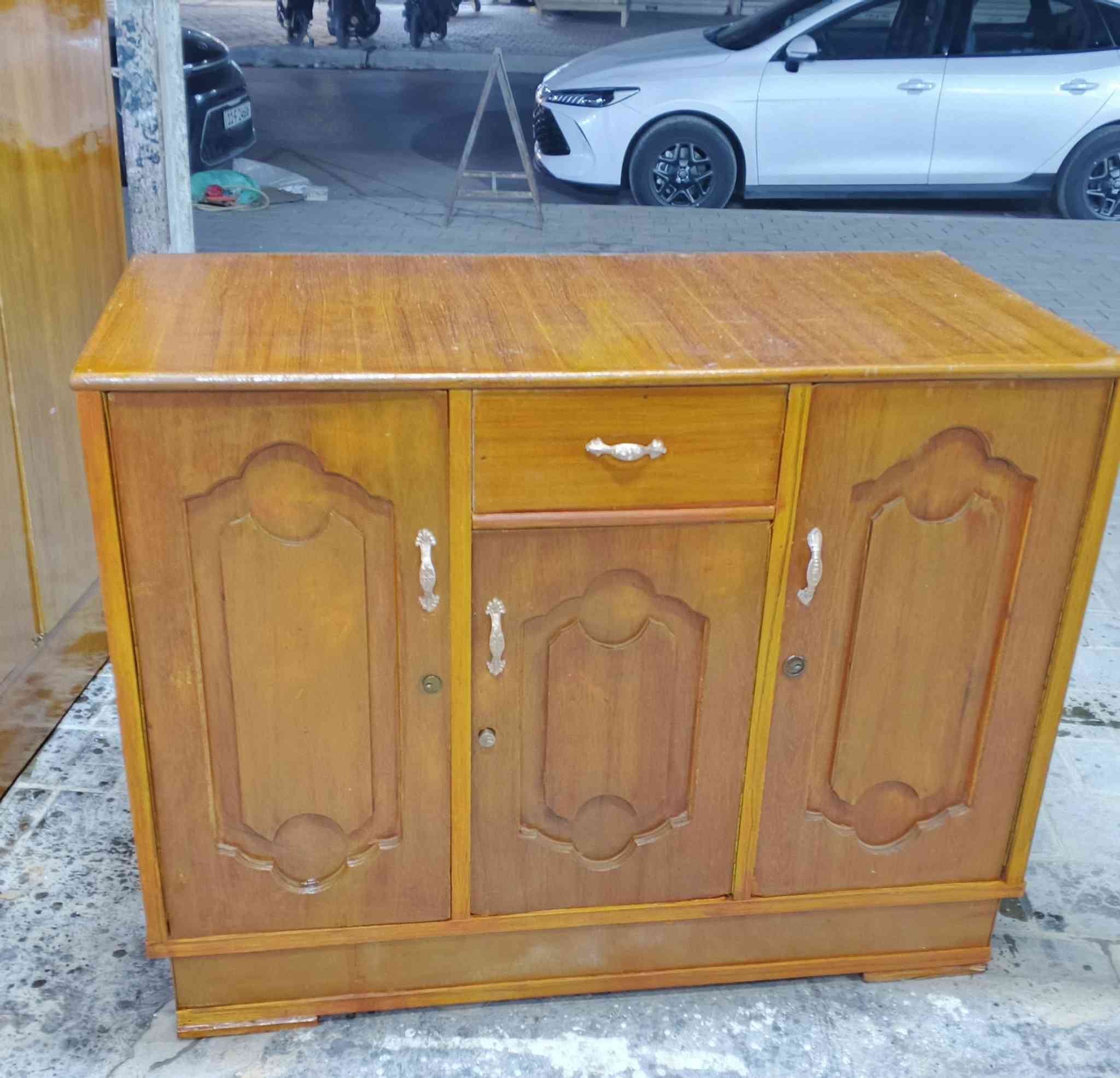 كنتور 3ابواب مستخدم 
بوفيه 120سم مستخدمه 
العنوان بغداد موبايل ***********لدينا خدمة توصيل بكروه
