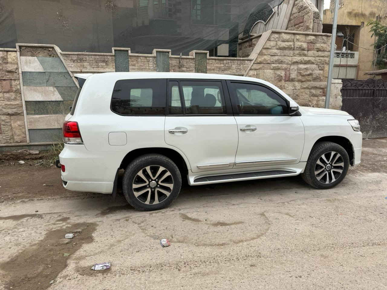 السلام عليكم
لاندكروز درع (مصفحه) ادوااات 
موديل ٢٠١١
محدث 
السعر ١٥٥$
عنوان بغداد
***********
