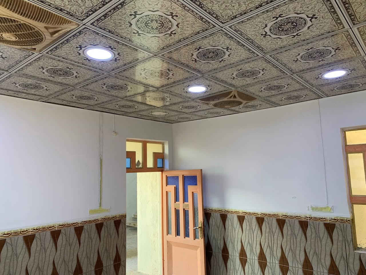 بيت للايجار حي الجامعة نظيف بناء ٢٠٠٨
المساحة  ١١٠ متر مربع طابق واحد ( استقبال ومطبخ وصاله وغرفة نوم وحمام داخلي وتواليت خارجية)
 (حي الجامعة منطقة ال ٣٠٠ شارع ١٥ كما موضح في الصوره)
الايجار 400 الف شهرياً
***********
