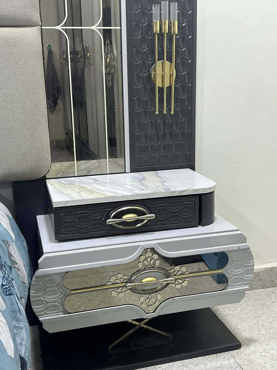 تفاصيلها.. الغرفة 8 قطع نظافتها فول و حجمها جدًا كبير ولونها ابيض ورصاصي ، اولًا الكنتور 6 بيبان عمقه كلش حلو و واسع ، ثانيًا الچرباية تاج كلش چبير وضخم ونازك وبيها مخزن واسع ممكن يتخزن هواي غراض ، ثالثًا كومديات على طرفي الچرباية يحتوي كل واحد على جرار واسع وبيهن اضاءة ، رابعًا ميز التواليت ضخم وبي تفاصيل كلش لطيفة مع جرارات وكومدي واسع وتخزين اسفل الجرارات ، خامسًا مراية طولانية ارتفاعها مترتين مع جرار واسع وأيضًا بيها اضاءة ، سادسًا الطابورية ، سابعًا ميز جرارات او جزامة يصلح لتخزين الاحذية او ممكن يستفاد منه بتخزين ملابس اطفال او غيرها .سعره مليون مكان البصره 👍


**إذا كنت صاحب هذا الإعلان وتريد حذفه لأي سبب، رجاءا أرسل رسالة إلى الدعم الفني**