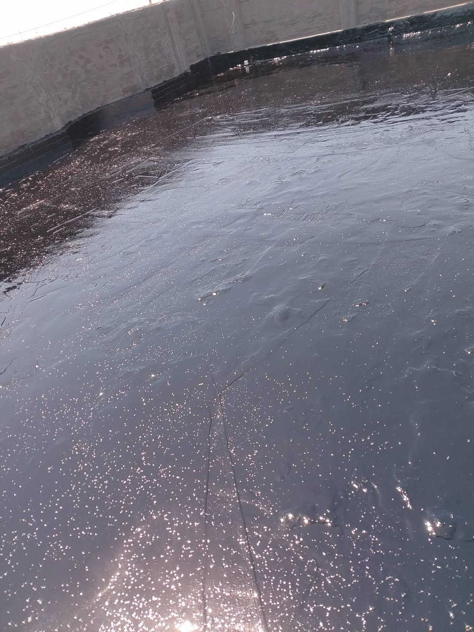 السلام عليكم. 
نعمل لتزفيت السطوح ولاساسات وكافة المباني عمل درجة اولى.  
جير.    لباد.    فلانكوت.     اتصل    ***********
