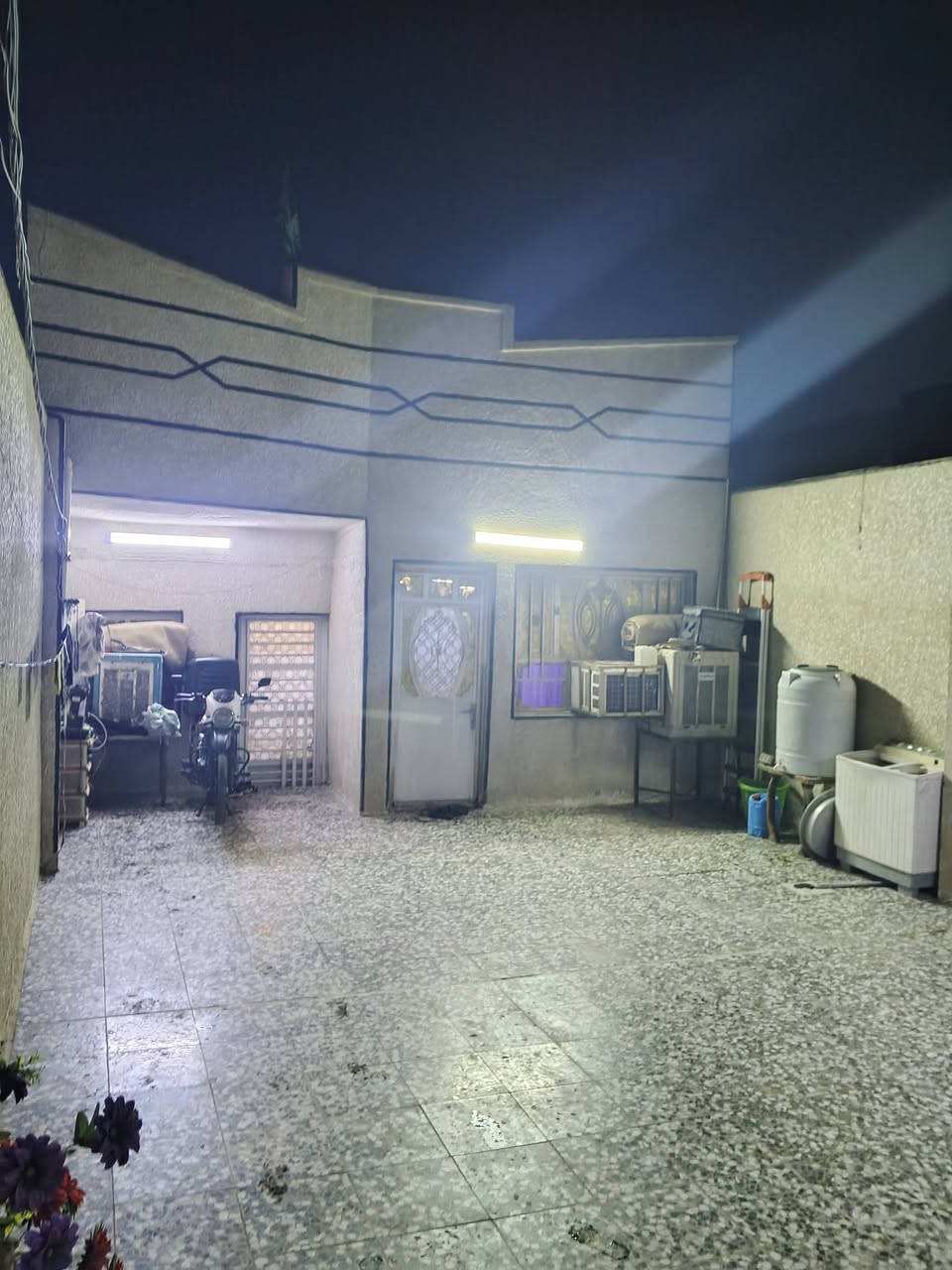 سلام عليكم بيت اللبيع مكان حي طارق القديم علا شارع لعام كافة الخدمات موجودة ماء خطين مجاري كهرباء تبليط أنترنيت ضوئي علا خدمة لبيت المساحة لكلية 175 متر لبيت علا شارع عام قرب سعد المضمد وملعب كريدي يحتوي علا صالة ومطبخ وستقبال لطول 6م ولعرض4م وغرفة نوم فوك وجوة غرفة صغيرة مسوينهة مطبخ وغرفة جبيرة وحوش جبير حوالي4 سيارات يوسع لمكان حي طارق شارع القديم علا شارع عام قرب سعد المضمد رابع بيت علي و لملعب اخضر تجاري رقم اتصال *********** رقم ثاني *********** وتساب
